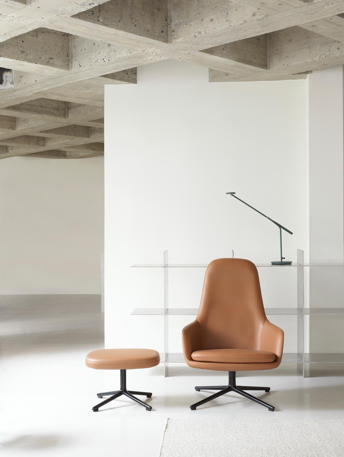 Erleben Sie den Era Fusshocker von Normann Copenhagen: Ein stilvolles Möbelstück aus robustem schwarzem Stahl und feinem Remix-Stoff, das Komfort und Eleganz vereint.