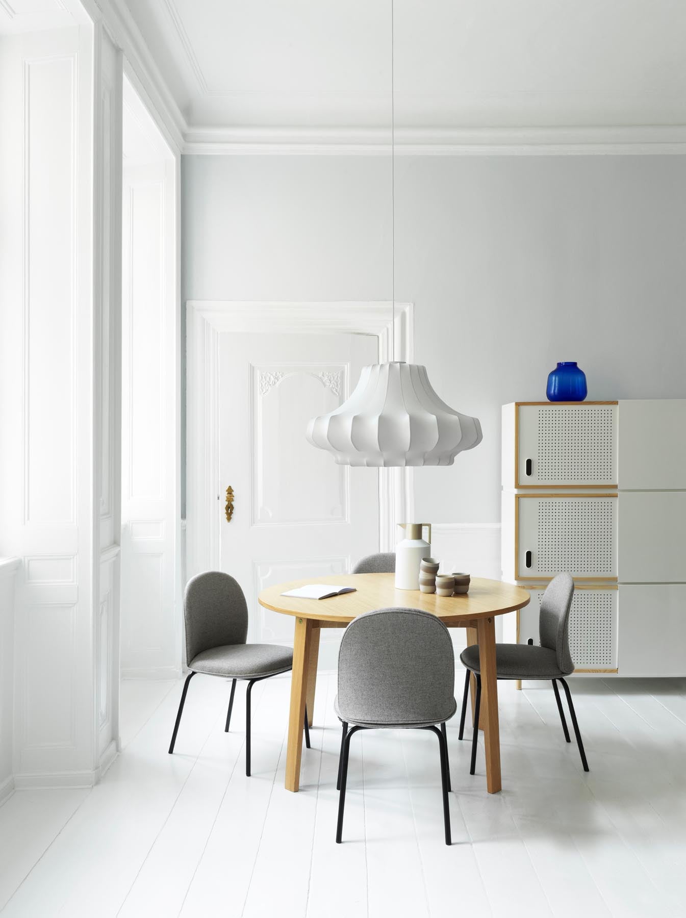 Der Ace Stuhl von Normann Copenhagen vereint elegantes Design in Schwarz mit stabilen Stahlbeinen und sorgt für optimalen Komfort in jedem modernen Interieur.