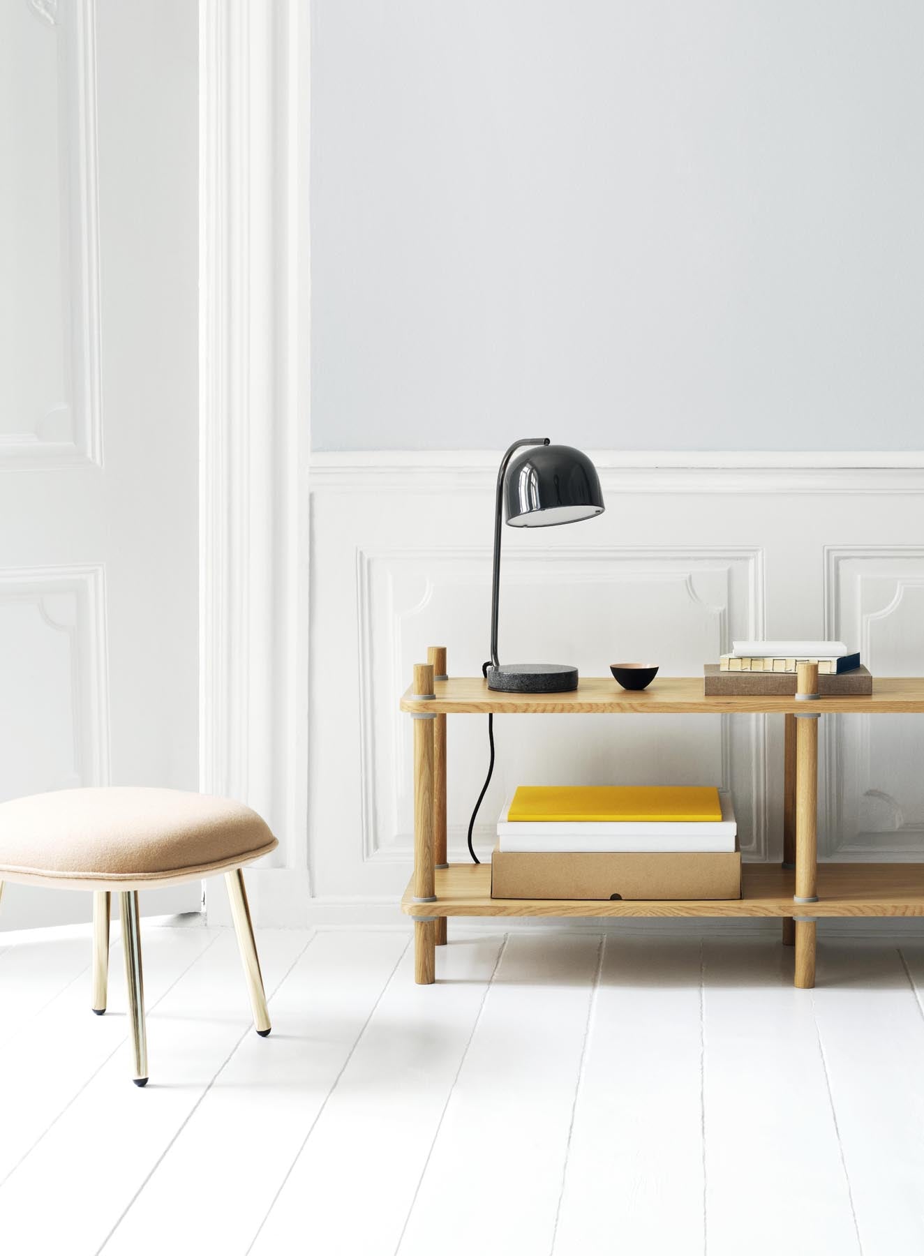 Entdecken Sie den Ace Fusshocker in schwarzer Eiche mit Hallingdal-Polsterung – ein stilvolles Möbelstück von Normann Copenhagen, das Komfort und modernes Design vereint.