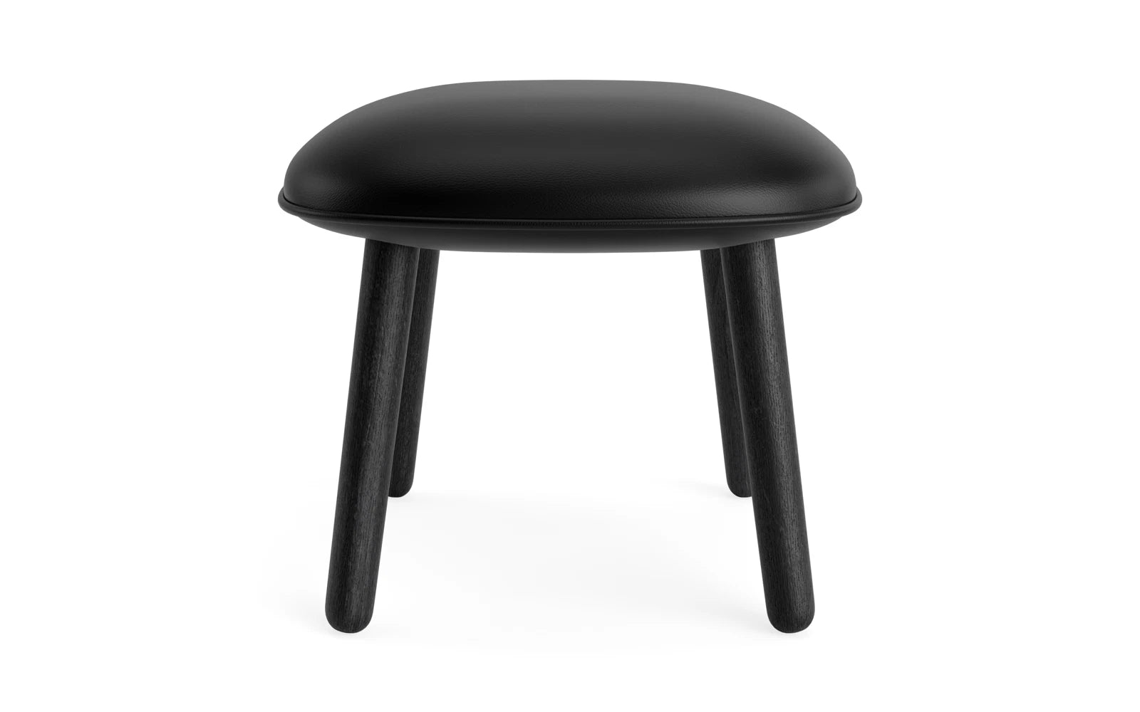 Entdecken Sie den Ace Fusshocker in schwarzer Eiche Ultra – ein stilvolles, platzsparendes Möbelstück, das Komfort und urbanes Design perfekt kombiniert.