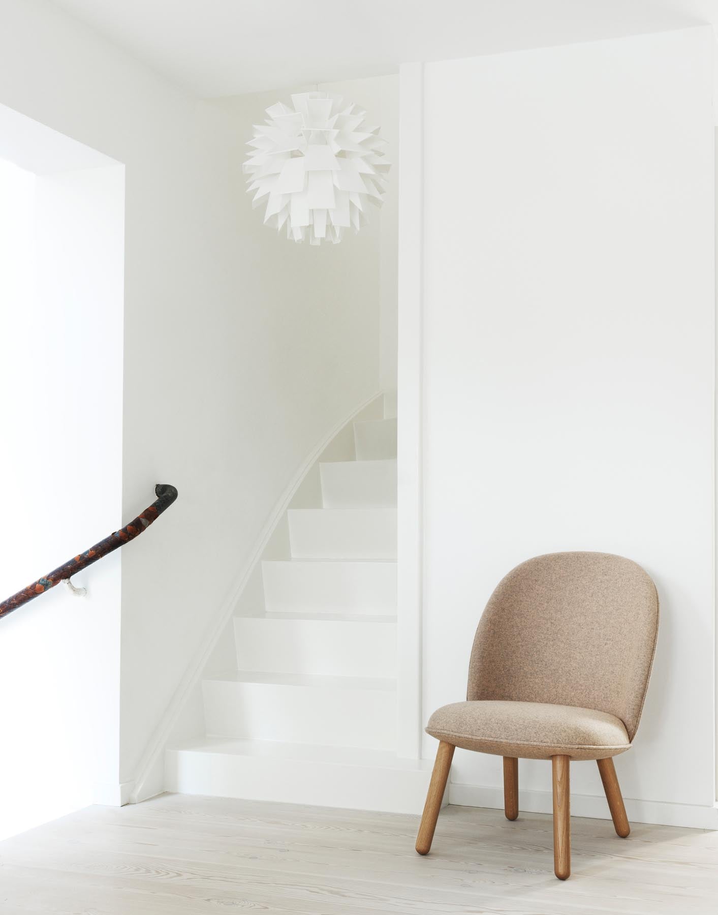 Entdecken Sie den Ace Lounge-Sessel Eiche Hallingdal von Normann Copenhagen – ein stilvolles Möbelstück, das urbanes Wohnen mit höchstem Komfort verbindet.