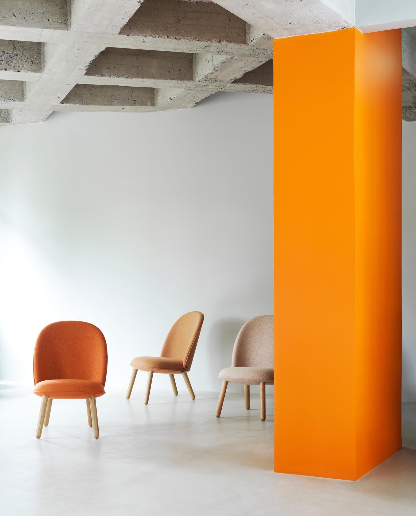 Erleben Sie den Ace Lounge-Sessel in schwarzer Eiche Remix von Normann Copenhagen – ein elegantes Design, das Komfort und Funktionalität vereint.