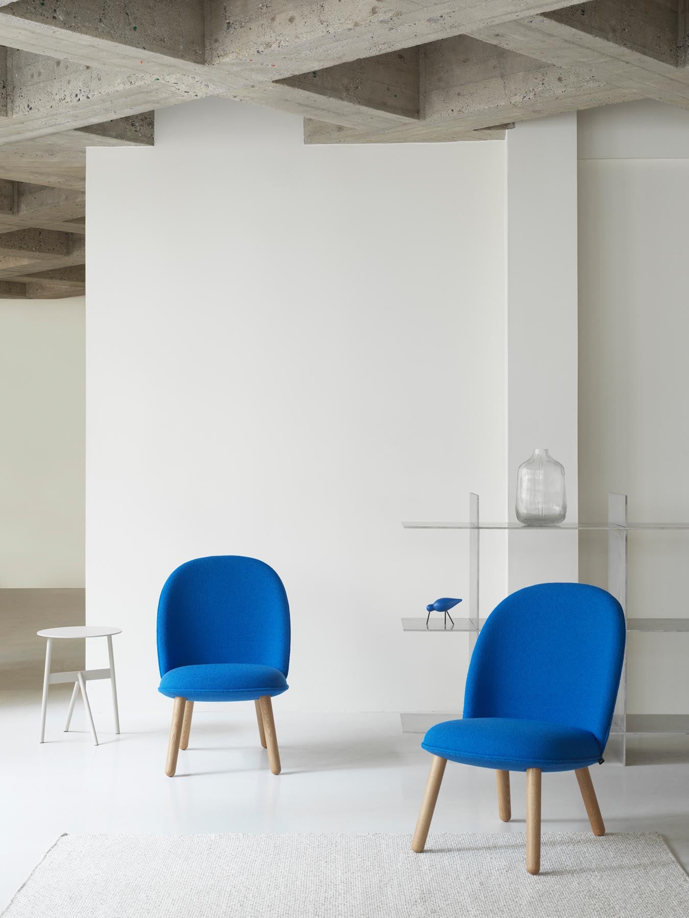 Stylischer Ace Lounge-Sessel aus schwarzer Eiche, ideal für entspannte Momente und moderne Inneneinrichtungen.