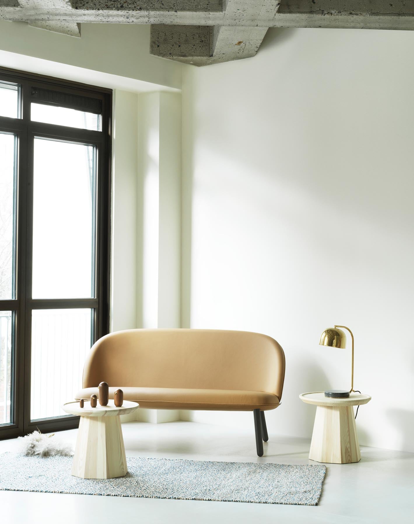 Erleben Sie das Ace Sofa Eiche Ultra von Normann Copenhagen – eine harmonische Verbindung aus skandinavischem Design und höchstem Sitzkomfort.