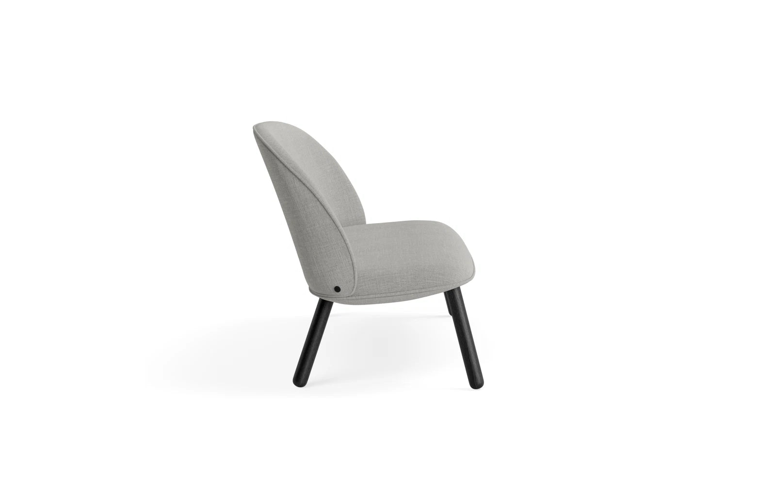 Elegantes 2er Sofa Ace in schwarzer Eiche von Normann Copenhagen – perfektes Zusammenspiel aus modernem Design und gemütlichem Sitzkomfort.