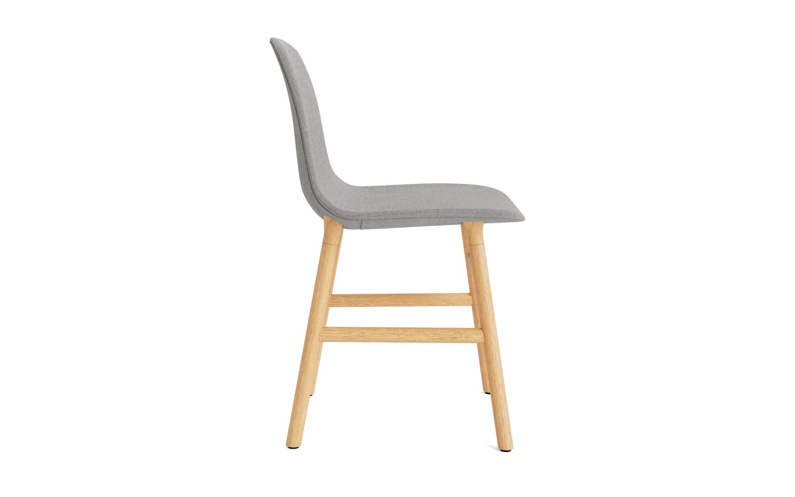 Moderner Schalenstuhl mit weicher Polsterung in sanften Cremetönen, stabiler Eichenholzrahmen, perfekt für einladende Esszimmer und stilvolle Interiors.