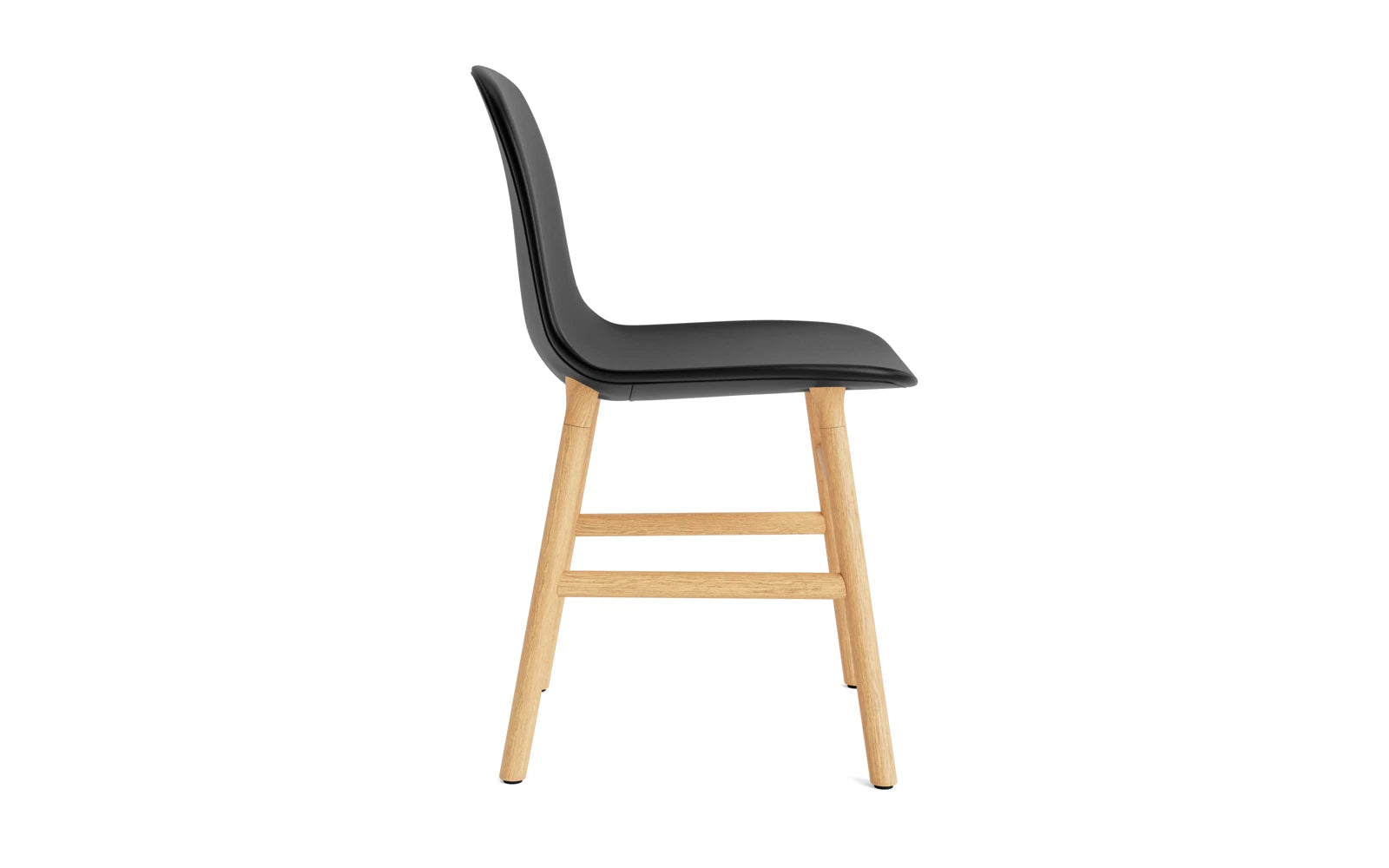 Stilvoller Form Stuhl von Normann Copenhagen, gepolstert mit hochwertigem Ultra Leder und Eiche – perfekter Komfort für Ihr modernes Zuhause.