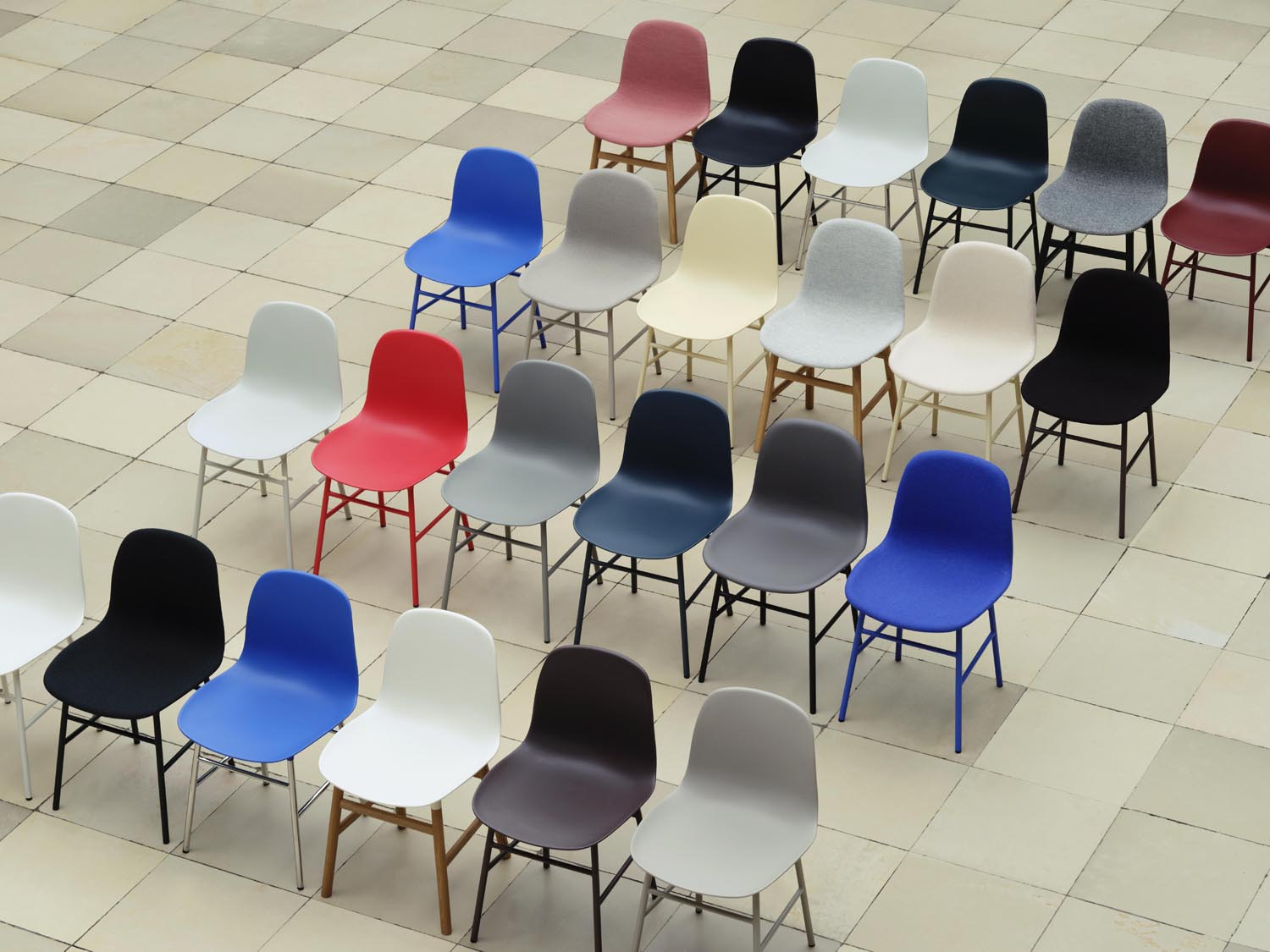 Entdecken Sie den Form Stuhl gepolstert Schwarze Eiche Ultra von Normann Copenhagen – ein elegantes Designstück, das Komfort und Individualität perfekt kombiniert.