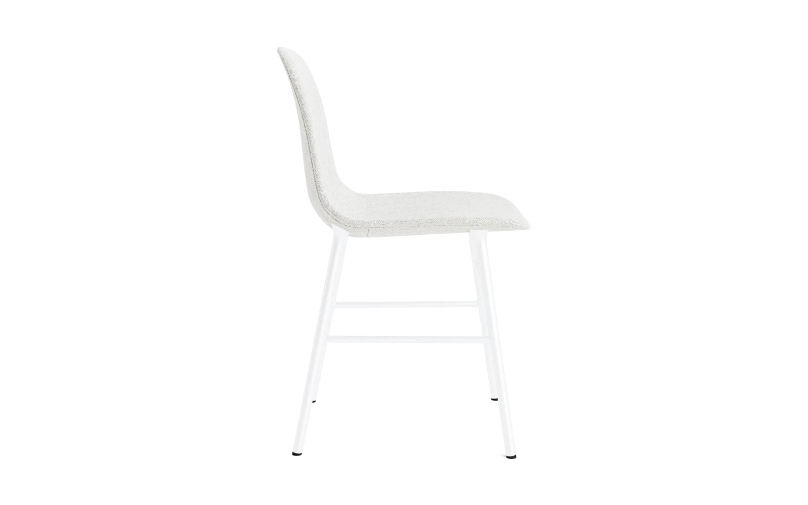 Der Form Stuhl von Normann Copenhagen besticht durch sein modernes Design, gepolstert in stilvollem Weiß und kombiniert mit robustem Stahl.