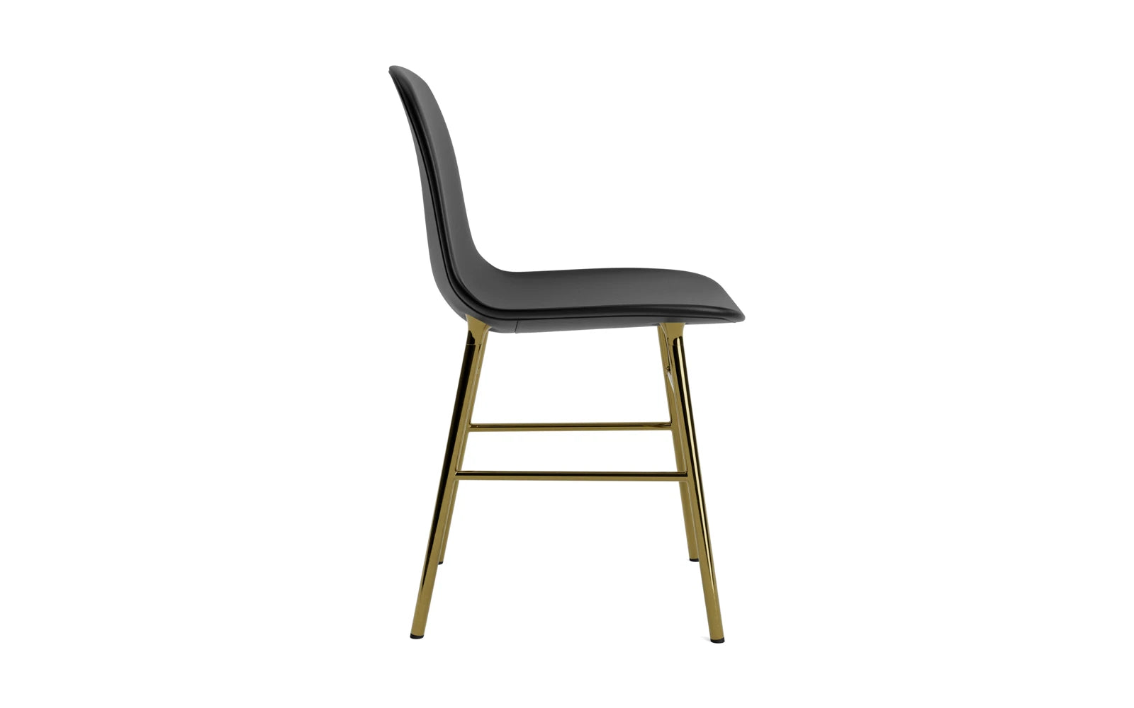 Eleganter gepolsterter Stuhl in Messingoptik von Normann Copenhagen, der modernes Design und hohen Sitzkomfort bietet.