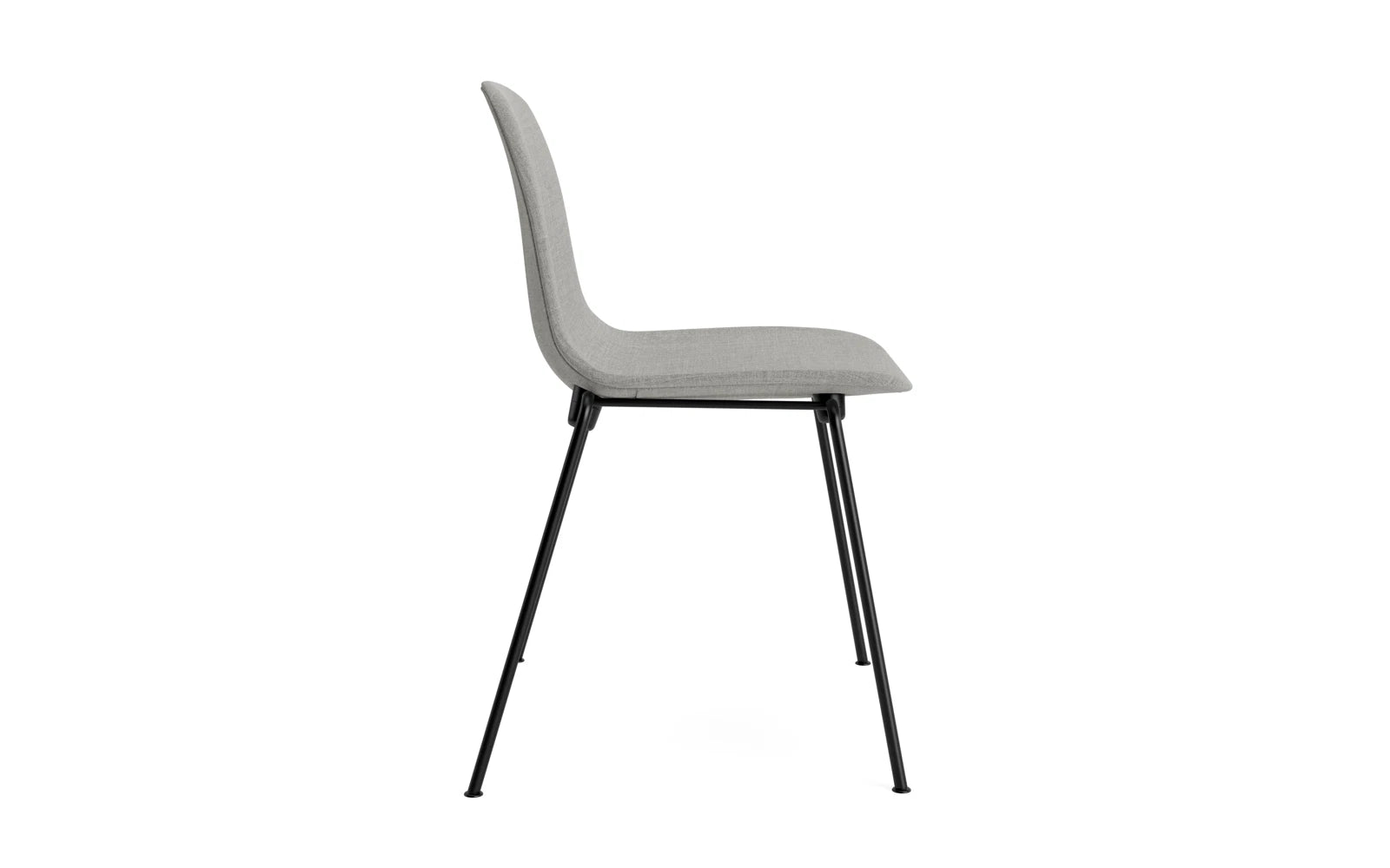 Der Form Stapelstuhl von Normann Copenhagen vereint modernes Design mit Funktionalität: schwarzes Stahlgestell und komfortable Polsterung.