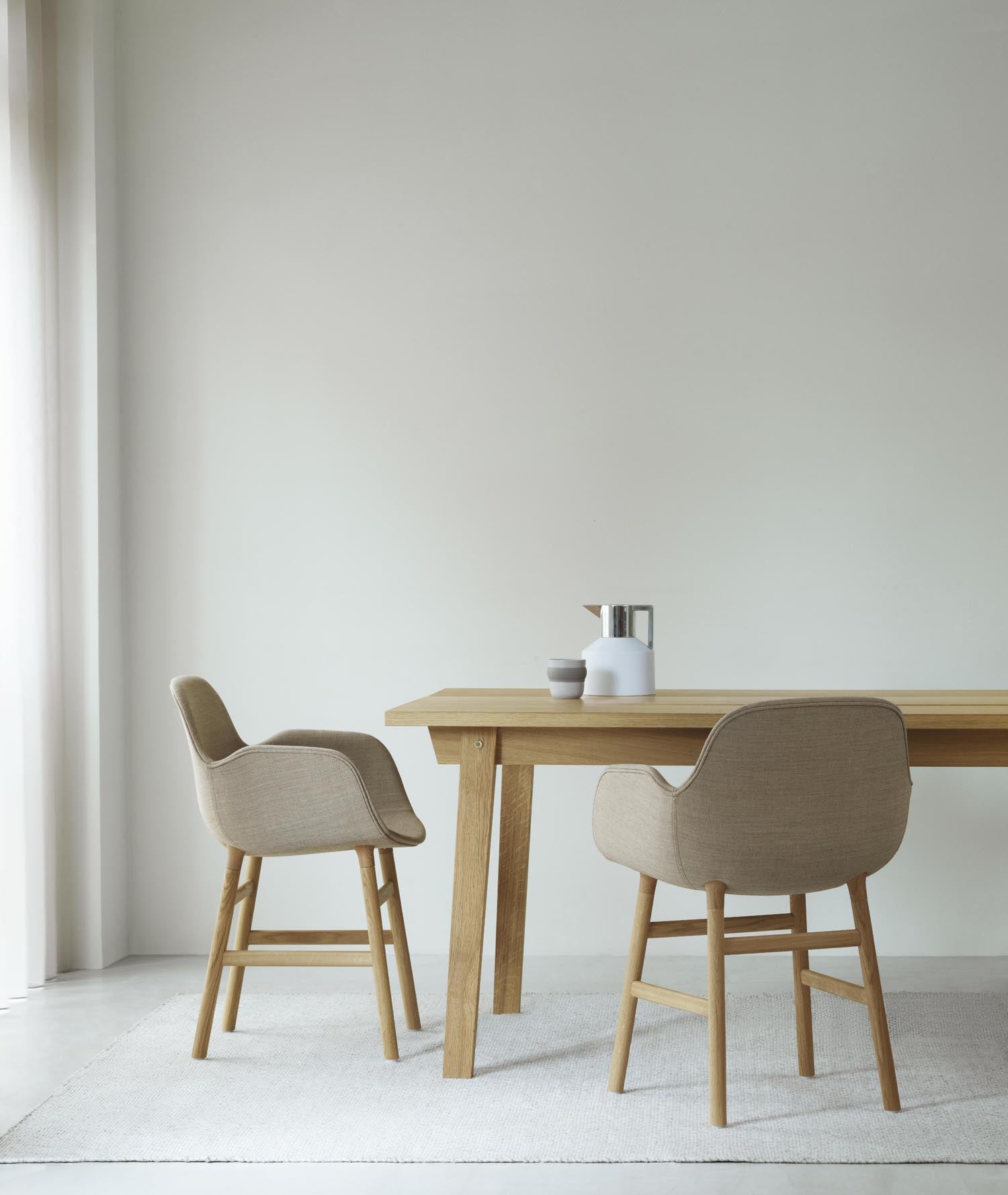 Eleganter gepolsterter Lehnstuhl aus schwarzer Eiche mit hochwertigem Hallingdal-Stoff. Ideal für stilvolle Akzente in jedem Raum.