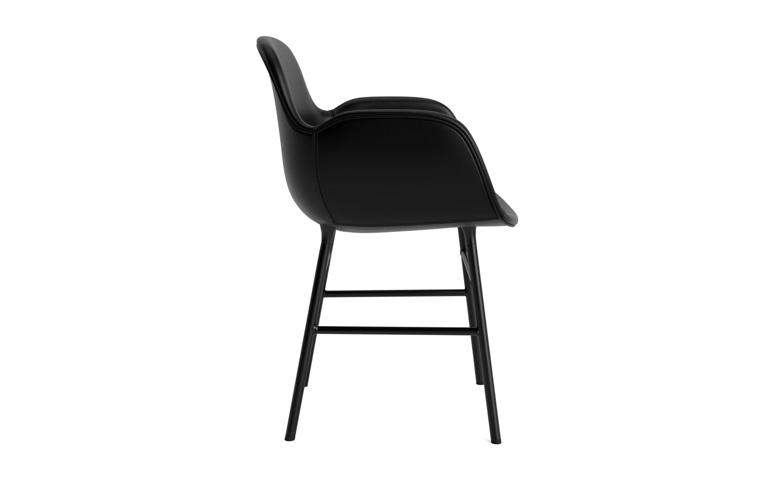 Stilvoller Lehnstuhl mit Armlehnen in Schwarz, gepolstert mit hochwertigem Ultra Leder und stabiler Stahlkonstruktion von Normann Copenhagen.