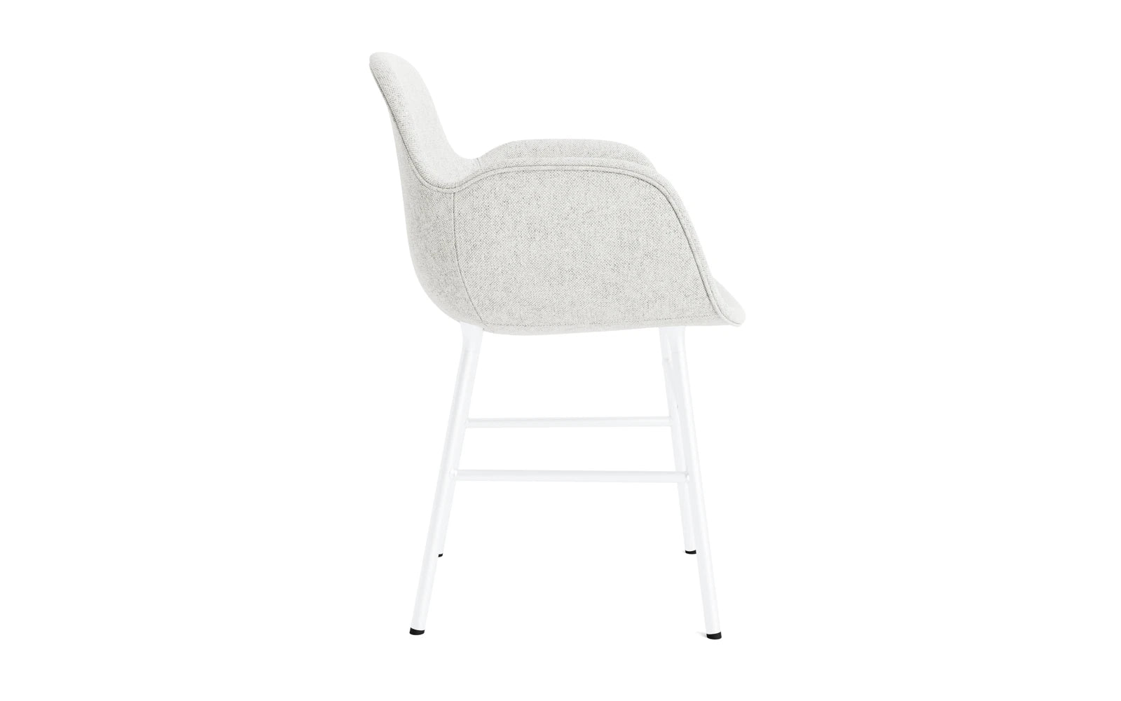 Eleganter Form Lehnstuhl in Weiß mit Armlehnen, gepolstert und auf einem robusten Stahlgestell, perfekt für modernes Wohndesign.