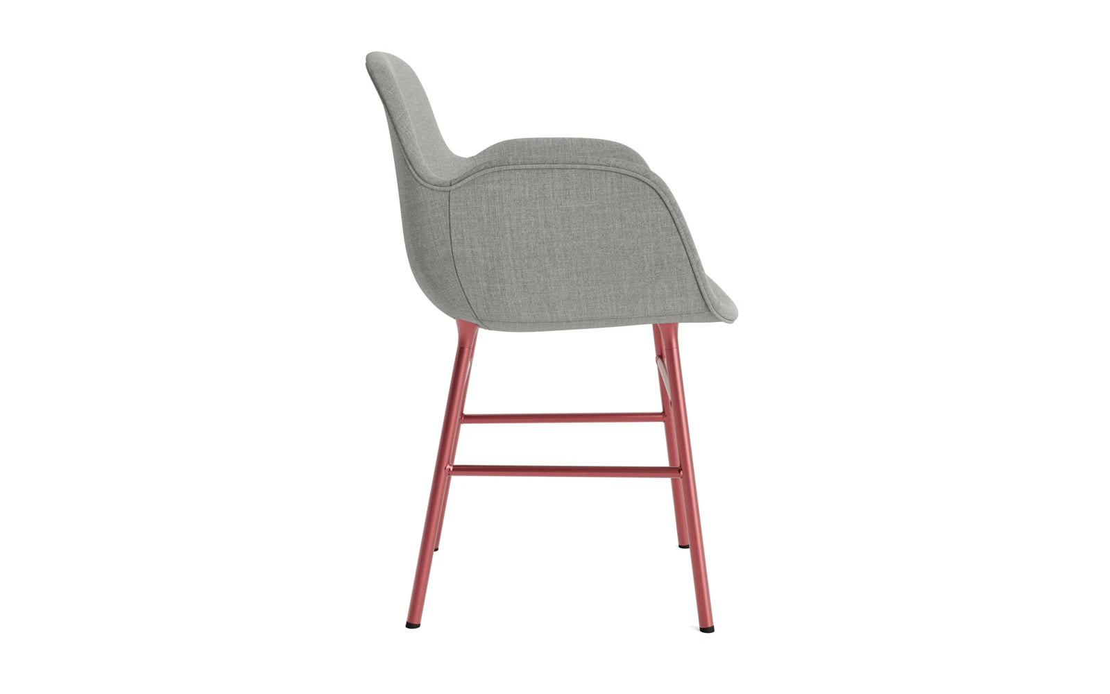 Stylischer gepolsterter Lehnstuhl in Rot von Normann Copenhagen, ideal für ein modernes Wohnambiente und hohen Sitzkomfort.