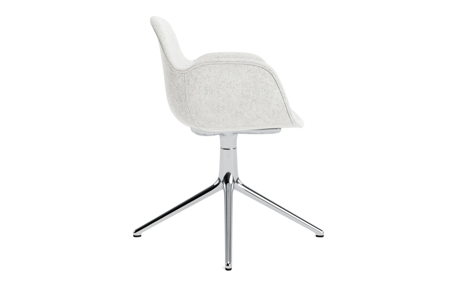 Eleganter Form Drehstuhl 4L von Normann Copenhagen, ausgestattet mit einem komfortablen Vollpolster und modernem Aluminiumgestell.