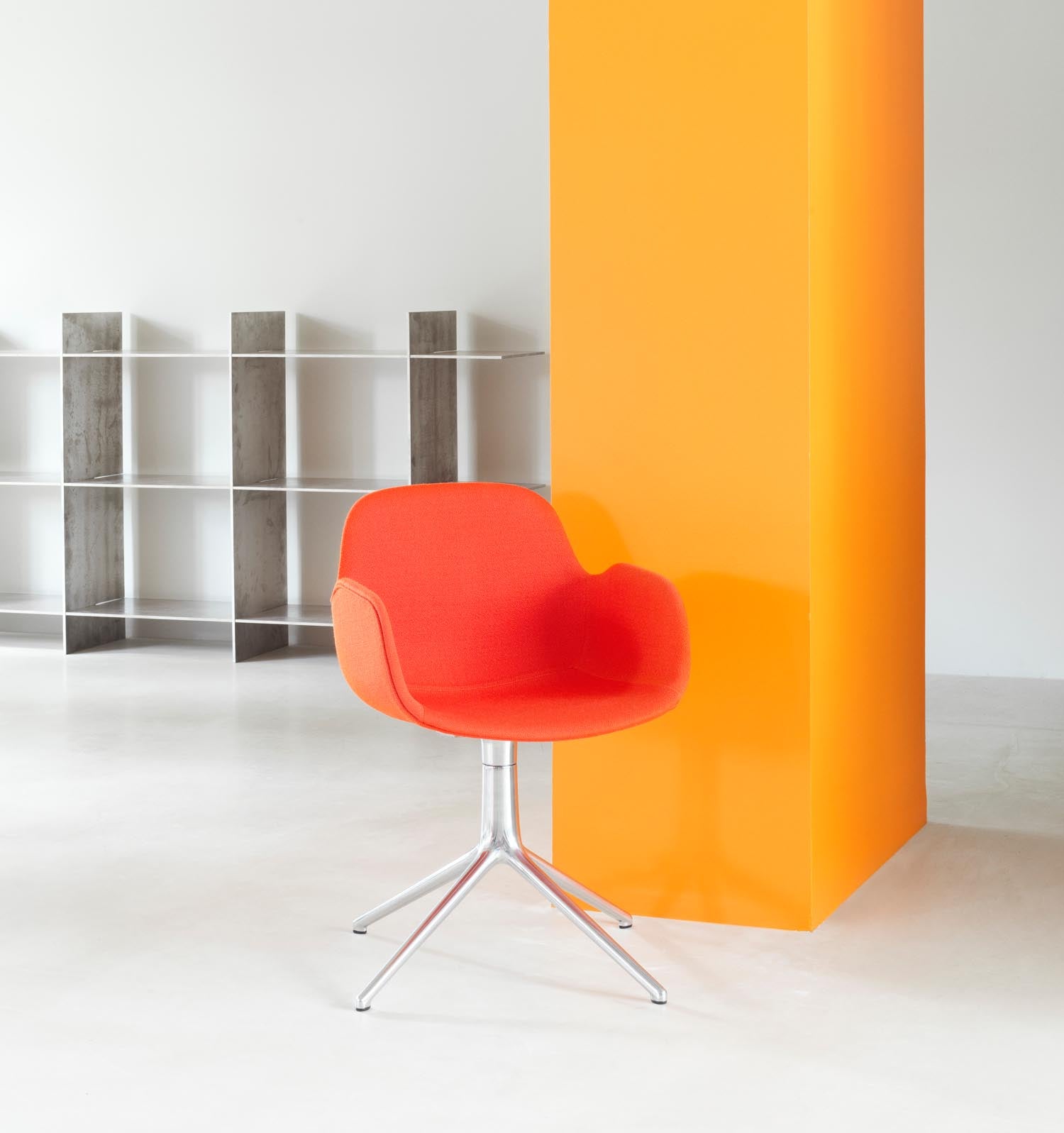 Erleben Sie den Form Drehsessel 4W von Normann Copenhagen – ein elegantes, drehbares Möbelstück aus Aluminium und Hallingdal, das jedem Raum Stil verleiht.