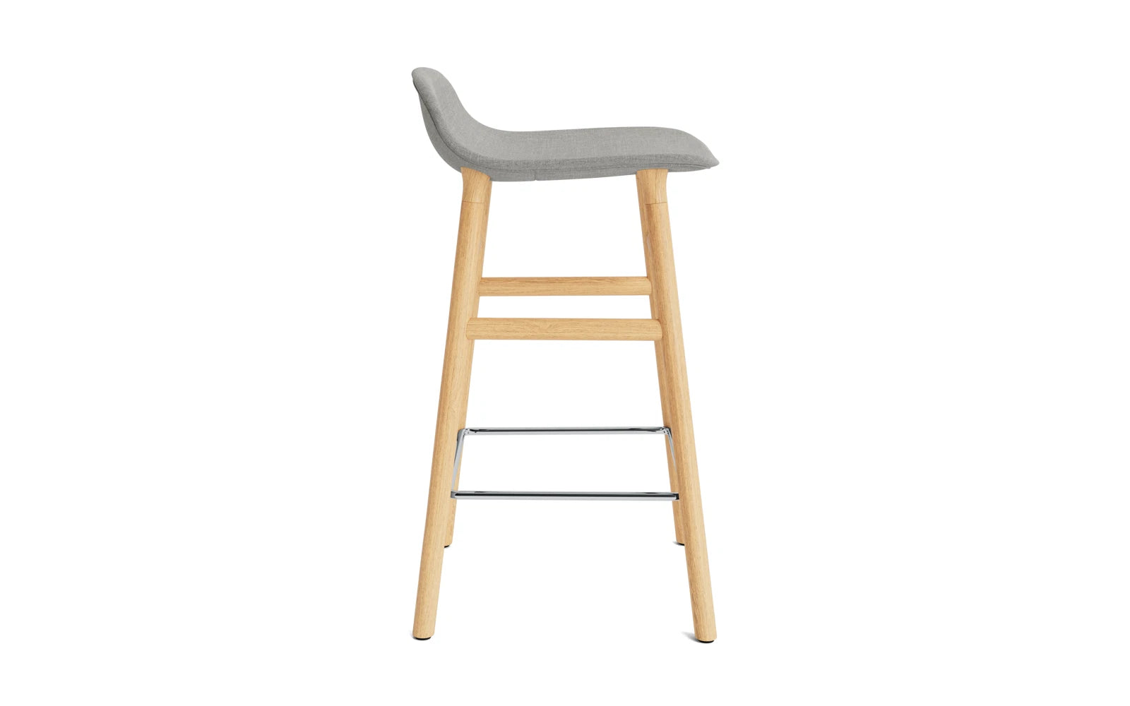 Entdecken Sie den Form Barstuhl 65 cm gepolstert Eiche Remix von Normann Copenhagen – ein stilvolles Möbelstück, das Design und Komfort vereint.
