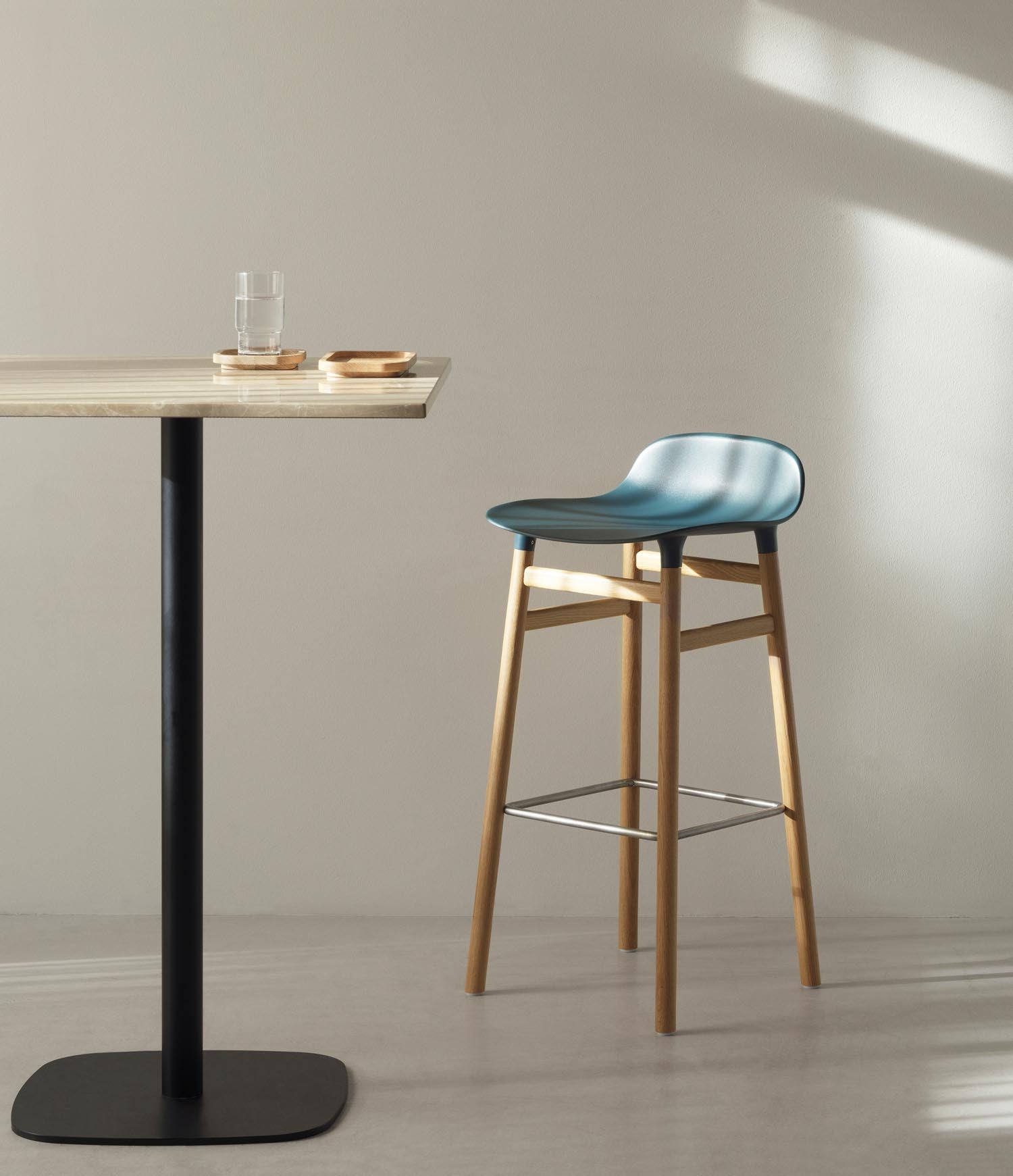 Eleganter Barstuhl mit 75 cm Höhe, gepolstert und aus Eiche, perfekt für stilvolle Bars und moderne Wohnkonzepte.