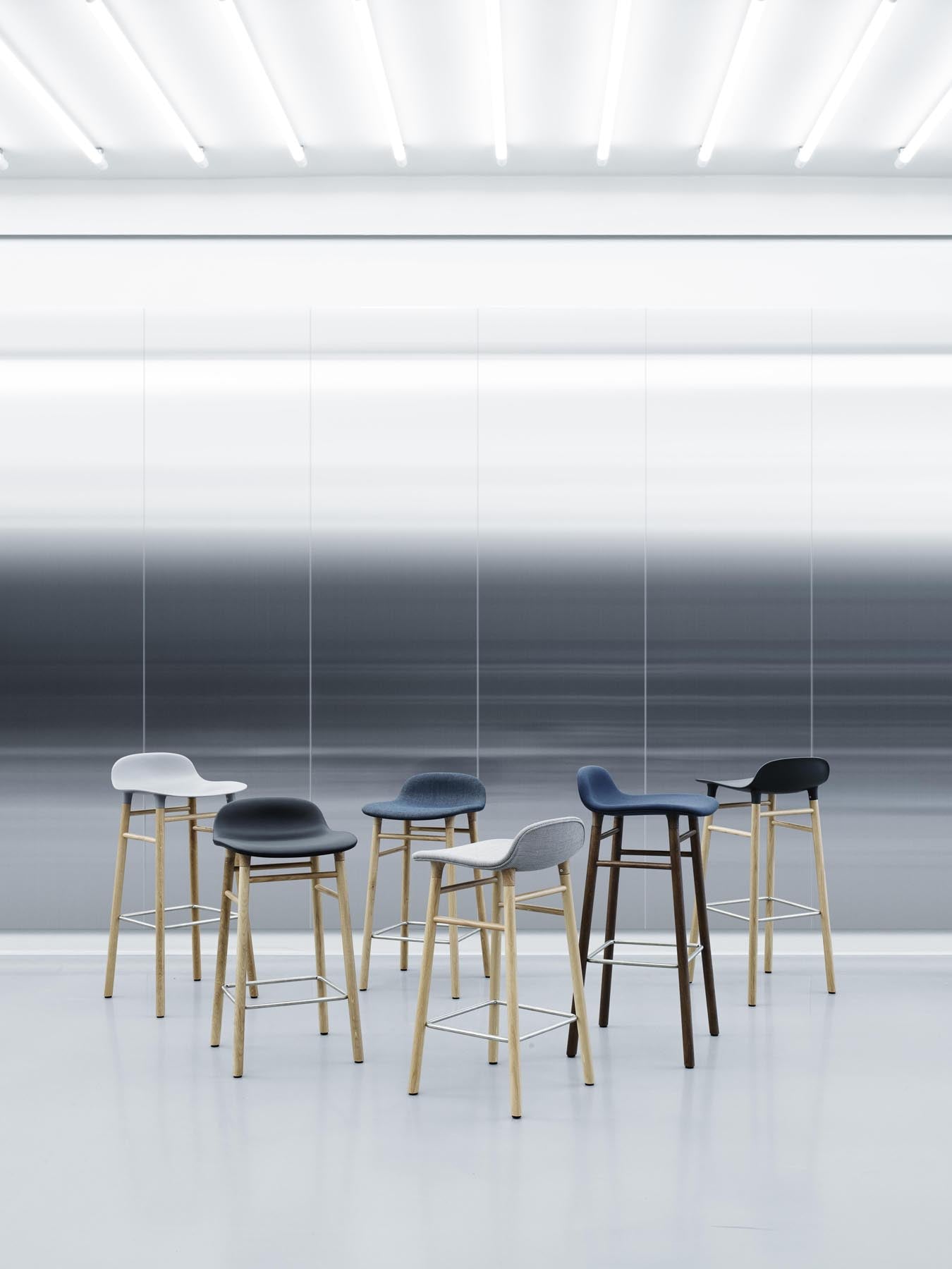 Eleganter Form Barstuhl von Normann Copenhagen, 75 cm hoch, mit gepolsterter Sitzfläche und schwarzem Eichenholz, perfekt für moderne Wohnräume.