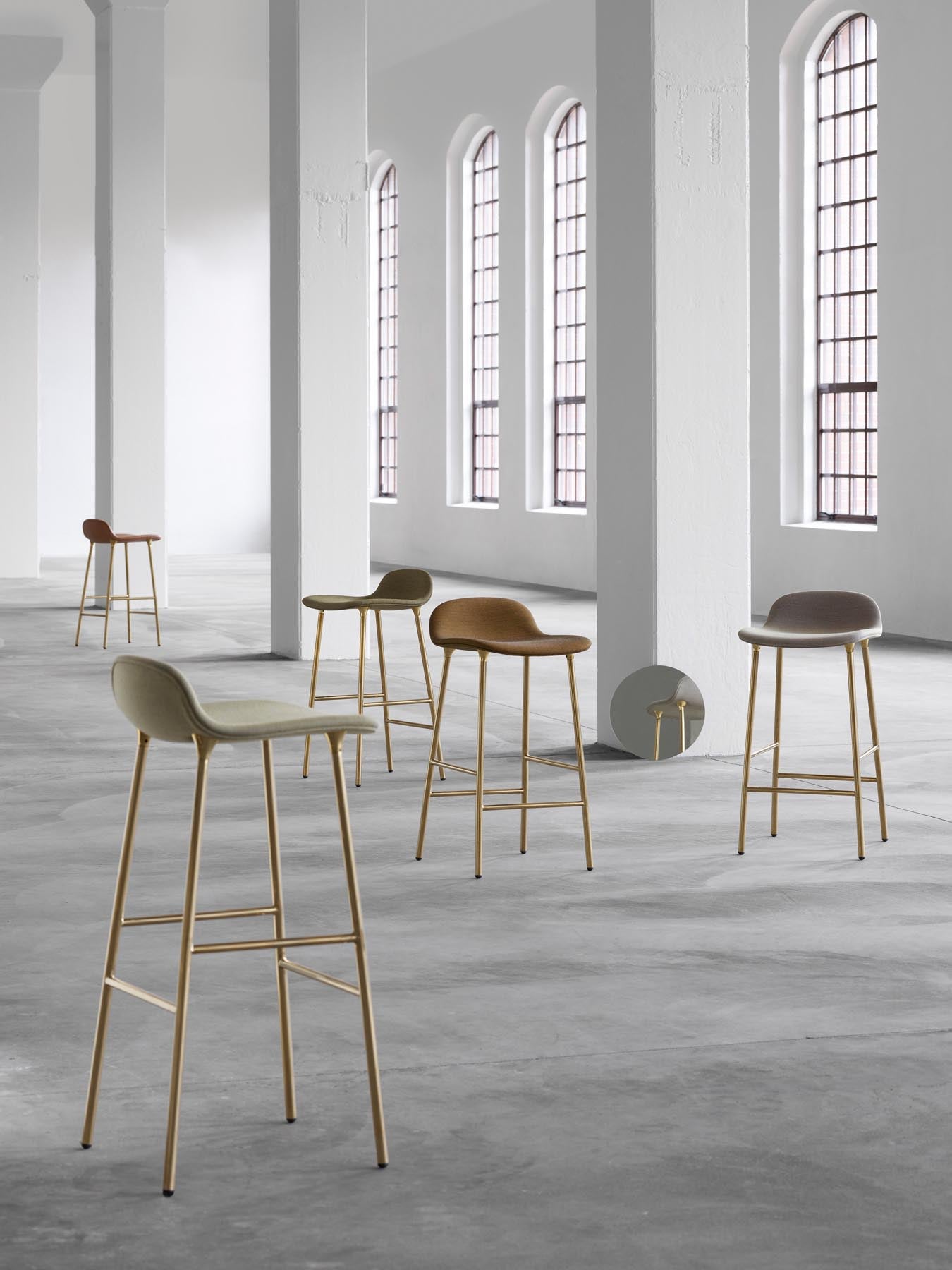 Erleben Sie den Form Barstuhl 75 cm in edlem Blau von Normann Copenhagen. Gepolstert für höchsten Komfort, perfekt für stilvolle Küchen und Bars.