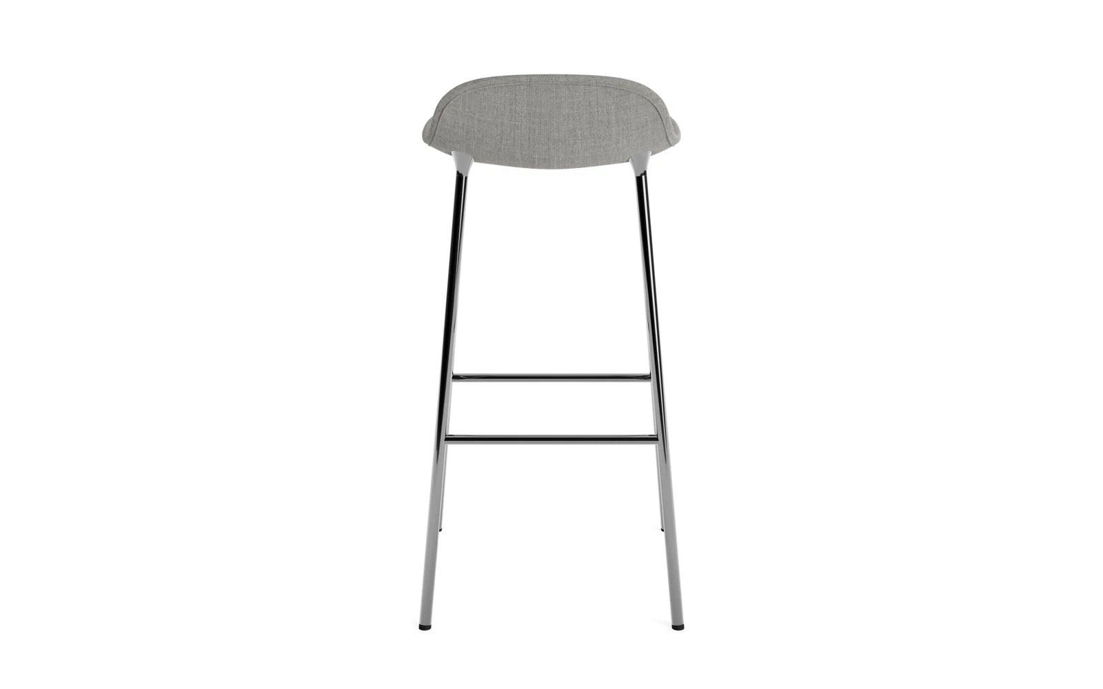 Erleben Sie den Form Barstuhl 75 cm gepolstert Chrom Remix von Normann Copenhagen – ein elegantes Möbelstück, das Komfort und modernes Design perfekt kombiniert.