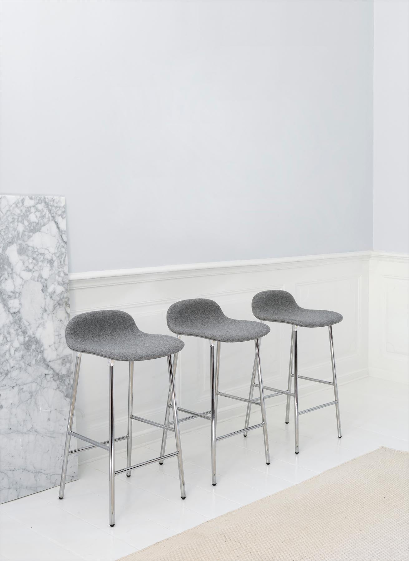 Entdecken Sie den Form Barstuhl 75 cm gepolstert Chrom Remix von Normann Copenhagen – stilvolles Design trifft auf höchsten Sitzkomfort.