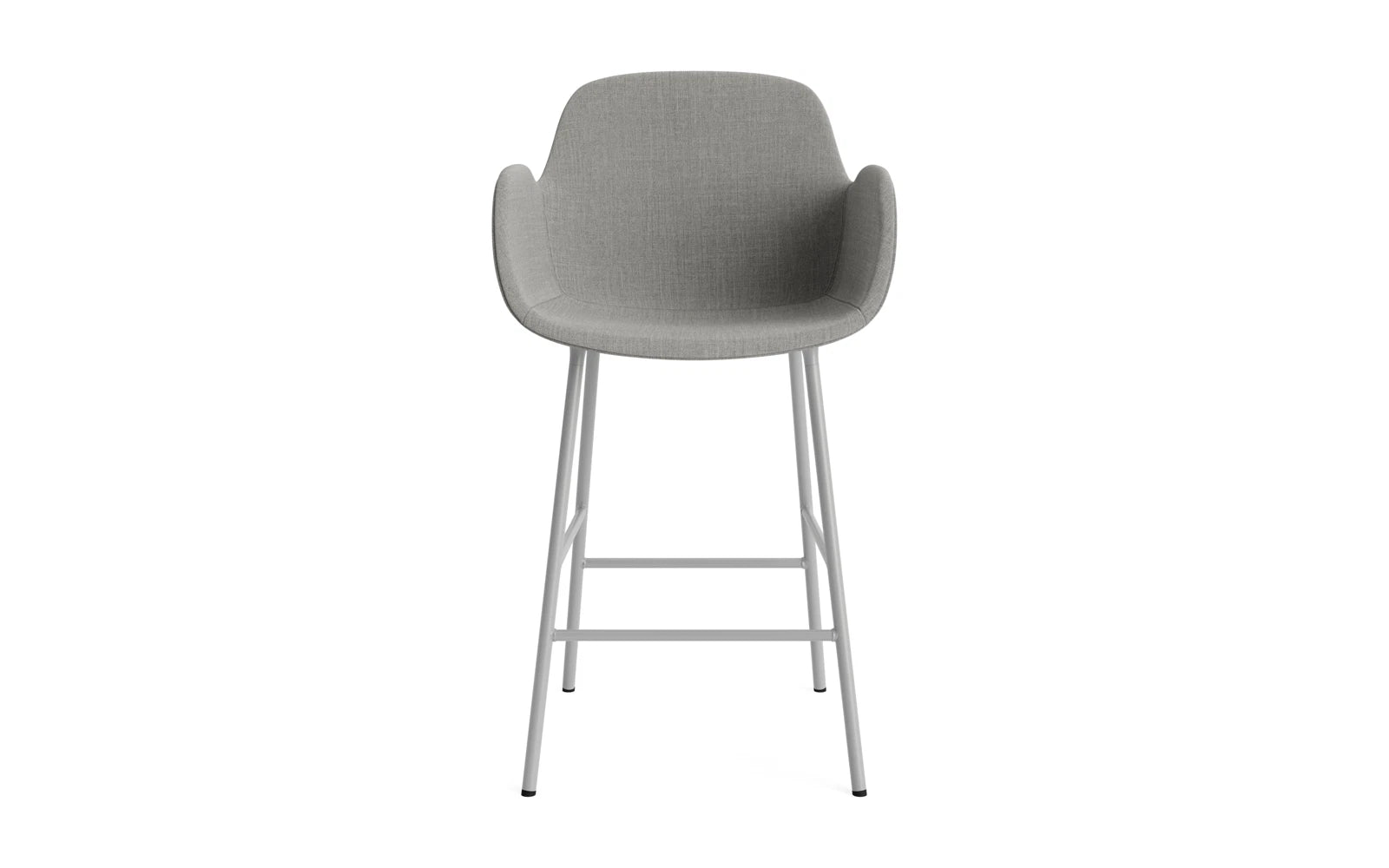 Erleben Sie den Form Barstuhl mit Armlehne von Normann Copenhagen. Mit 65 cm Sitzhöhe und stilvollem grauen Remix-Stoff bietet er höchsten Komfort und zeitgemäßes Design.