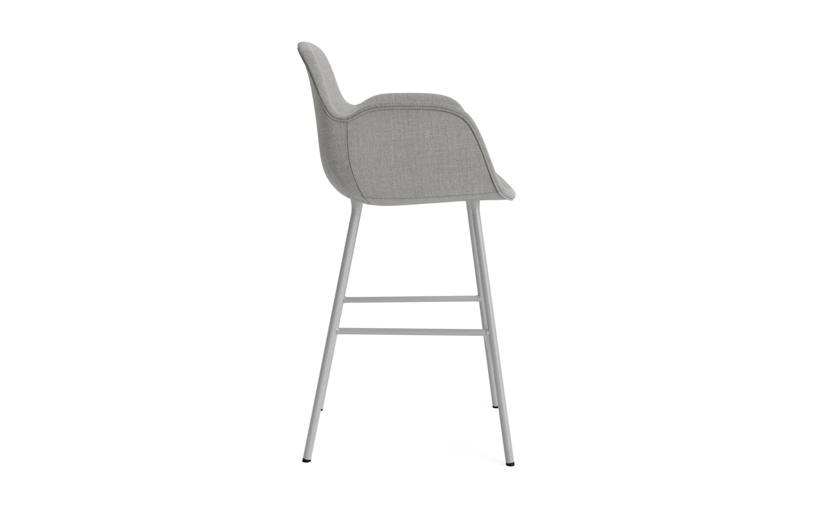 Genießen Sie den Form Barstuhl mit Armlehne von Normann Copenhagen. Der 65 cm hohe Stuhl vereint elegantes Design mit hochwertiger Polsterung in Grau und einem stabilen Stahlgestell.