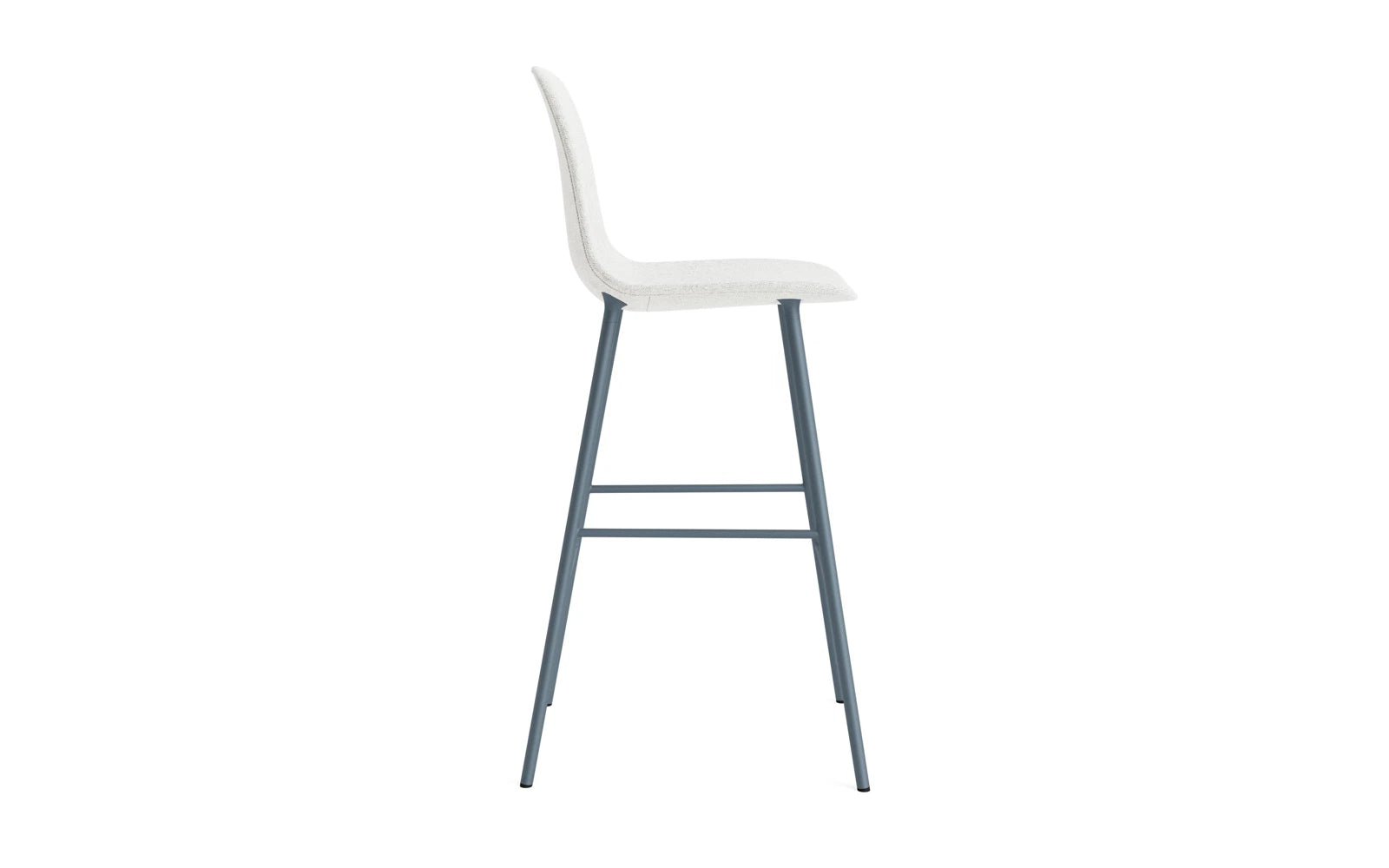 Moderner Barstuhl in stilvollem Blau, 75 cm hoch, gepolstert mit Hallingdal-Stoff und stabiler Stahlkonstruktion von Normann Copenhagen.