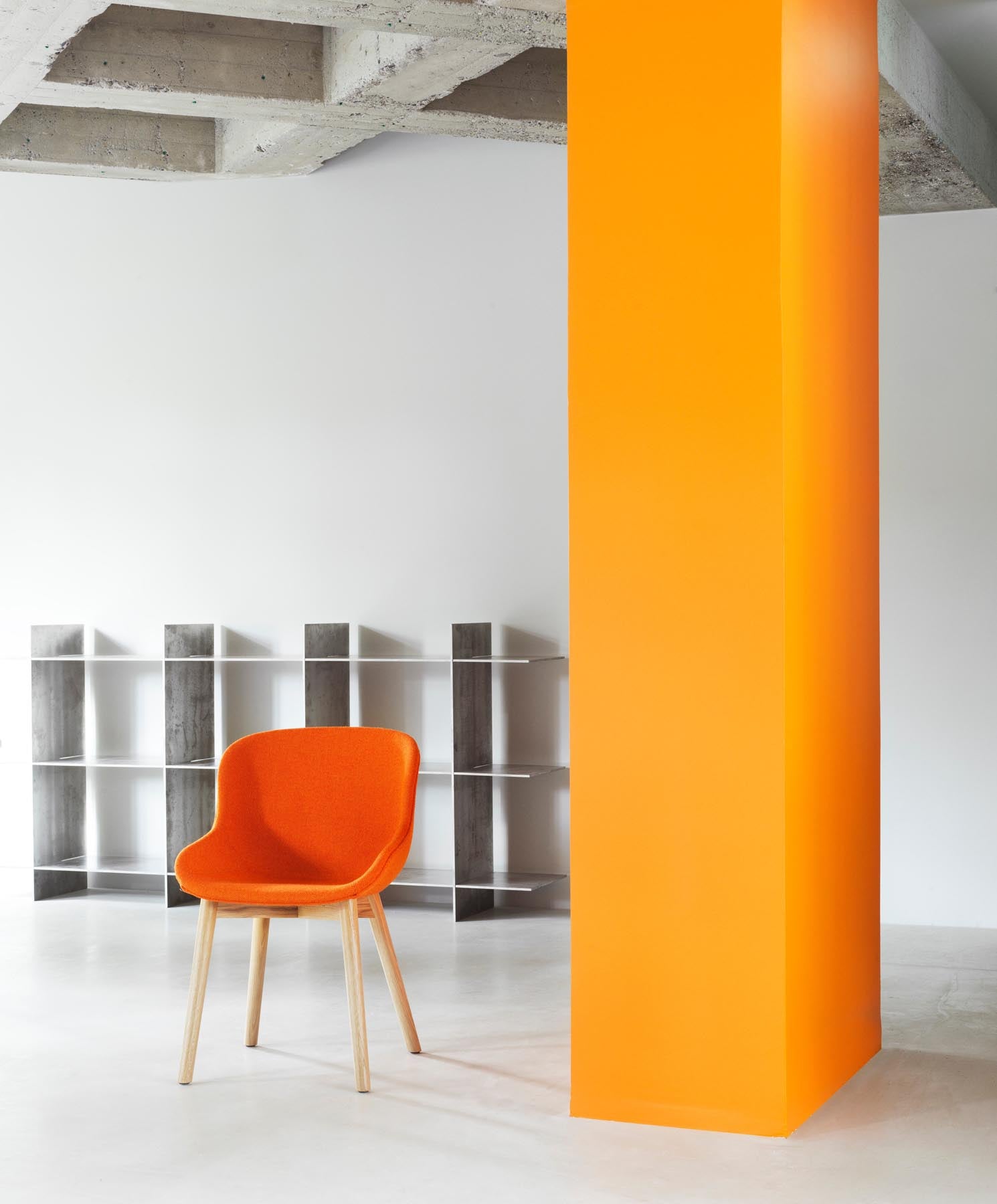 Genießen Sie den Hyg Stuhl von Normann Copenhagen: Skandinavisches Design aus schwarzer Eiche und hochwertiger Hallingdal-Polsterung für stilvolle Gemütlichkeit.