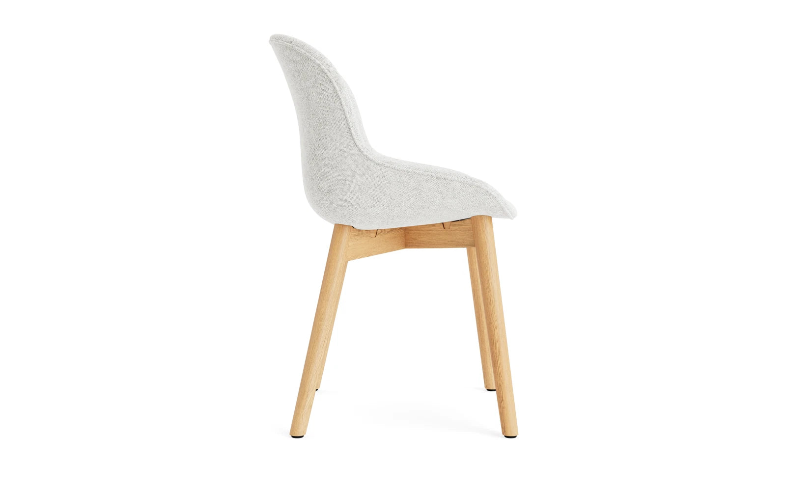 Erleben Sie den Hyg Stuhl von Normann Copenhagen: Ein komfortabler, vollpolsterter Eichenstuhl, der skandinavisches Design und Gemütlichkeit vereint.