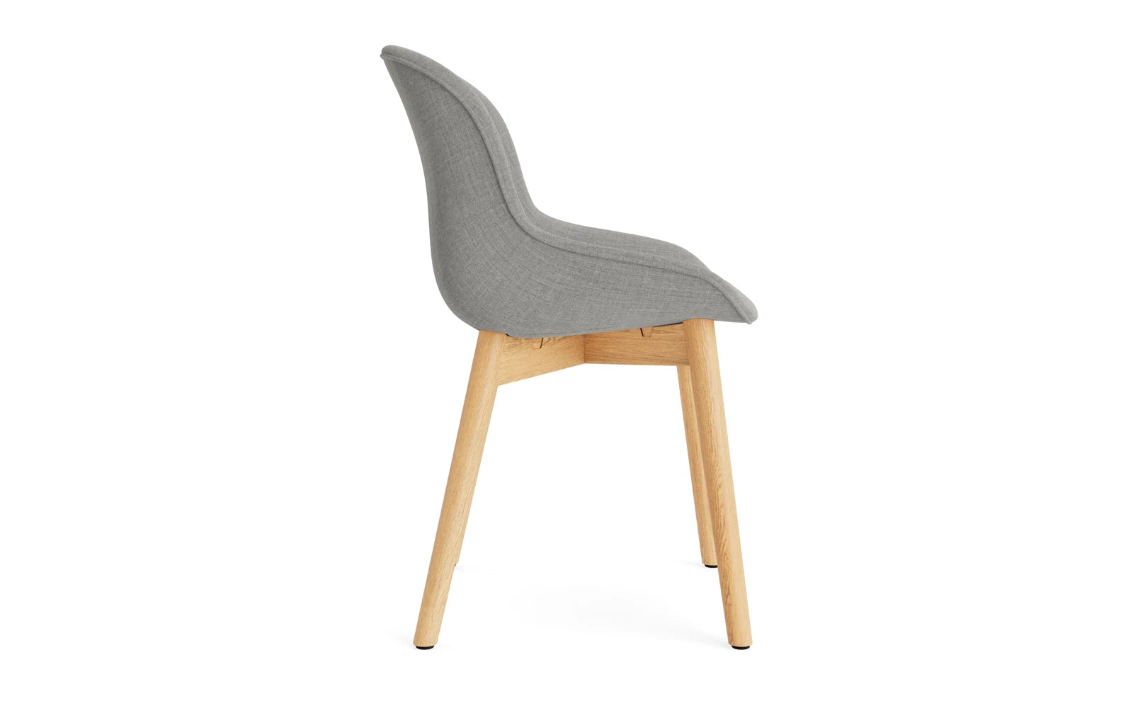 Der Hyg Comfort Stuhl von Normann Copenhagen kombiniert stilvolles skandinavisches Design mit einem bequemen, vollpolsterten Sitz aus Eiche.