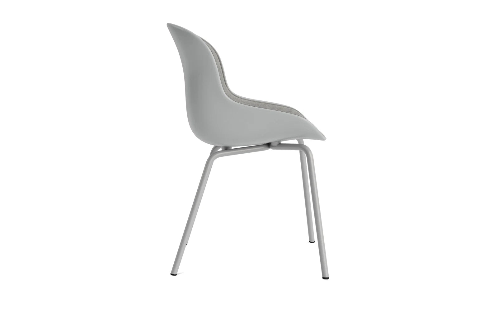 Eleganter Hyg Stuhl mit grauem Frontpolster von Normann Copenhagen, ideal für stilvolle Wohnräume und gemütliche Sitzgelegenheiten.