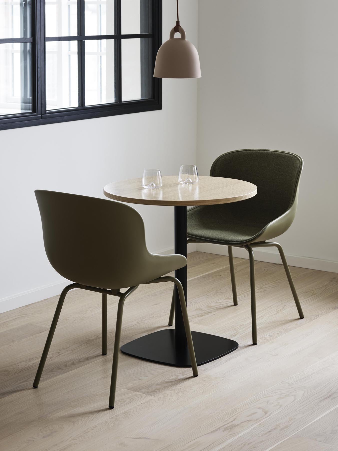 Entdecken Sie den Hyg Stuhl mit grauem Frontpolster und Stahlgestell von Normann Copenhagen – skandinavisches Design trifft auf höchsten Komfort.