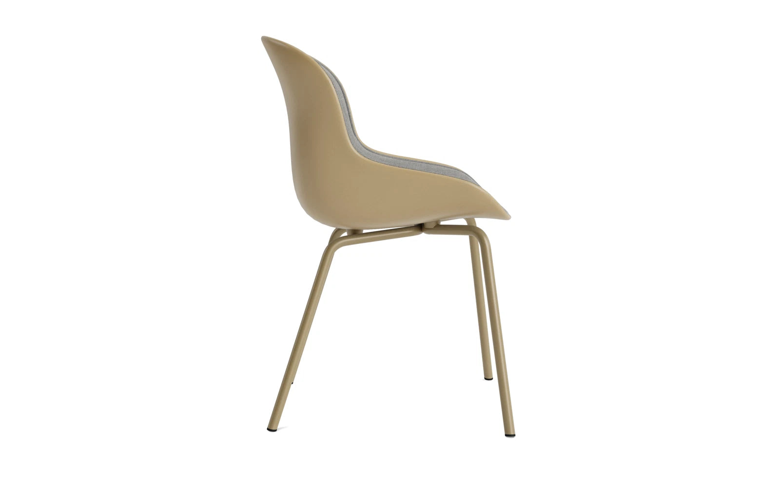 Entdecken Sie den Hyg Stuhl von Normann Copenhagen in stilvollem Sand, der mit seinem bequemen Frontpolster und modernem Look überzeugt.