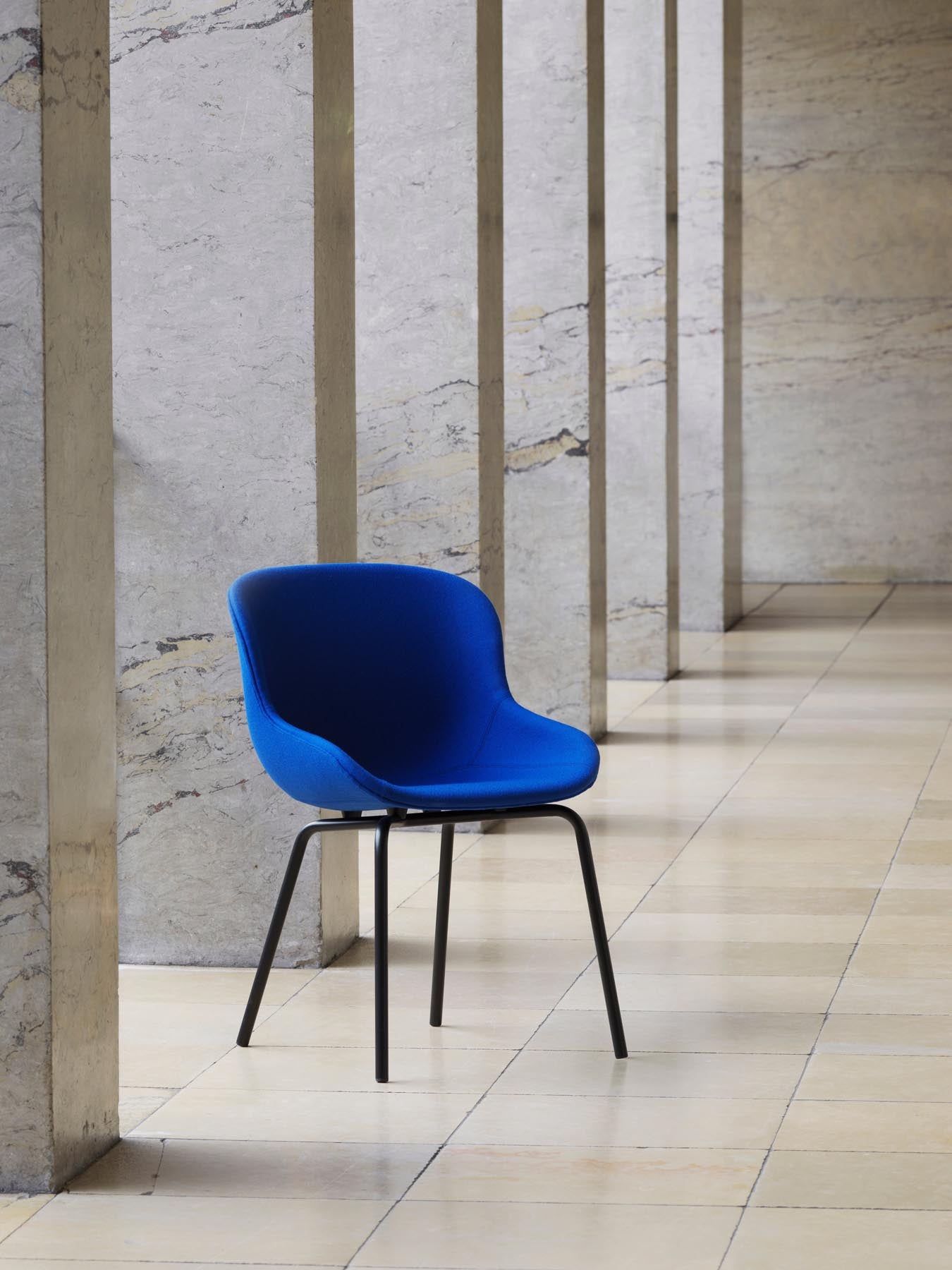 Entdecken Sie den Hyg Stuhl von Normann Copenhagen: gepolstert in elegantem Weiß, vereint er skandinavische Ästhetik mit unvergleichlichem Sitzkomfort.