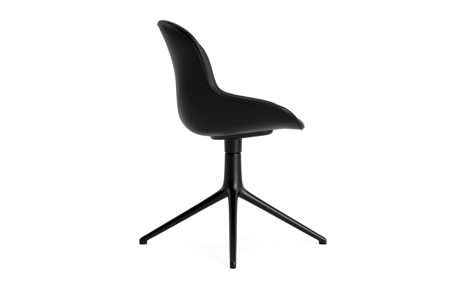 Entdecken Sie den Hyg Drehstuhl von Normann Copenhagen: stilvolle Polsterung, langlebiges Aluminium und modernes Ultra-Leder für höchsten Sitzkomfort.