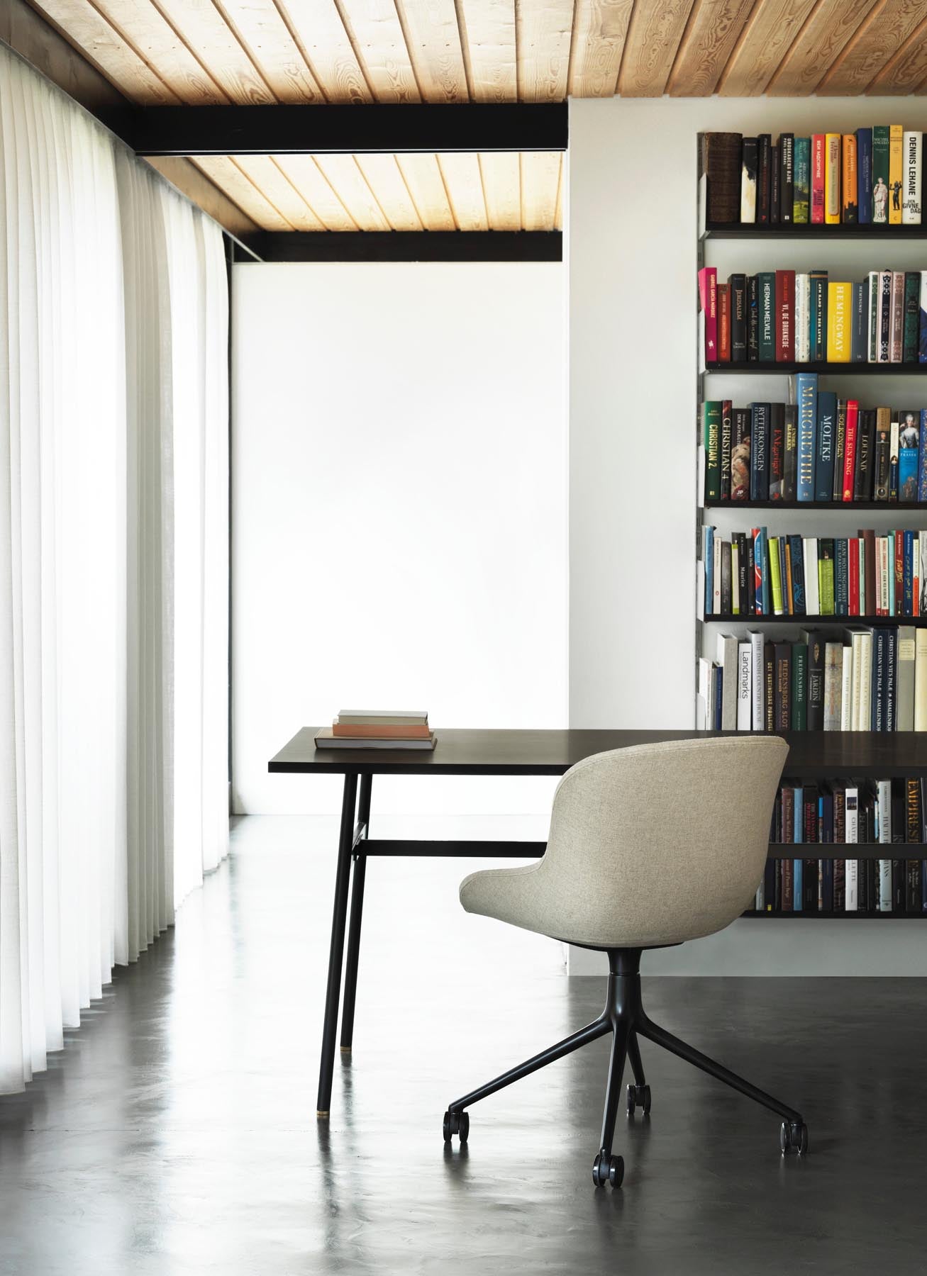 Entdecken Sie den Hyg Drehstuhl mit Rollen von Normann Copenhagen – ein stilvoller, komfortabler Stuhl mit modernem Design und hochwertigem Hallingdal-Stoff.