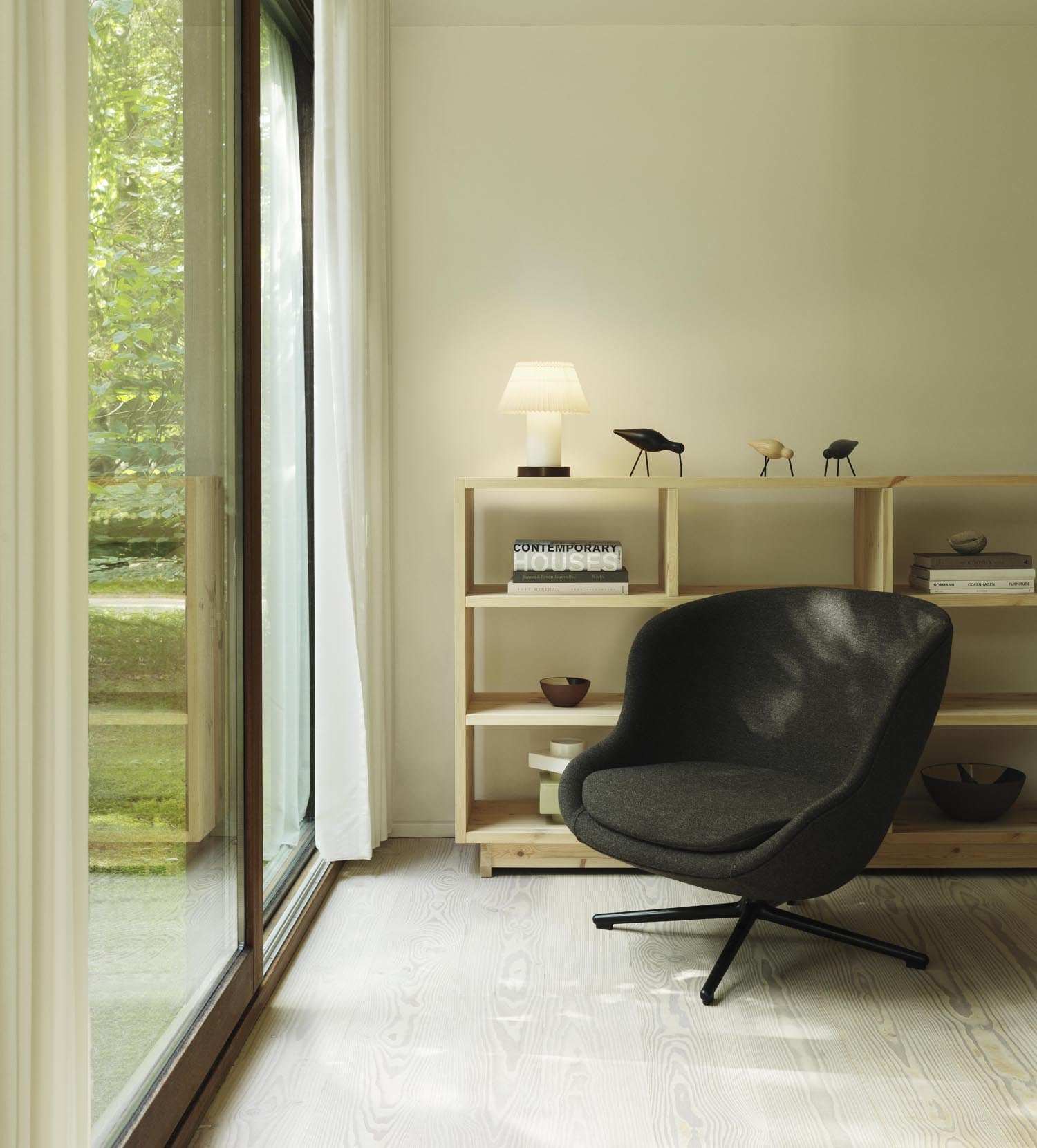 Eleganter Hyg Lounge-Sessel mit niedrigem Design und drehbarem Aluminiumgestell, bezogen mit hochwertigem Ultra Leder für komfortable Momente.