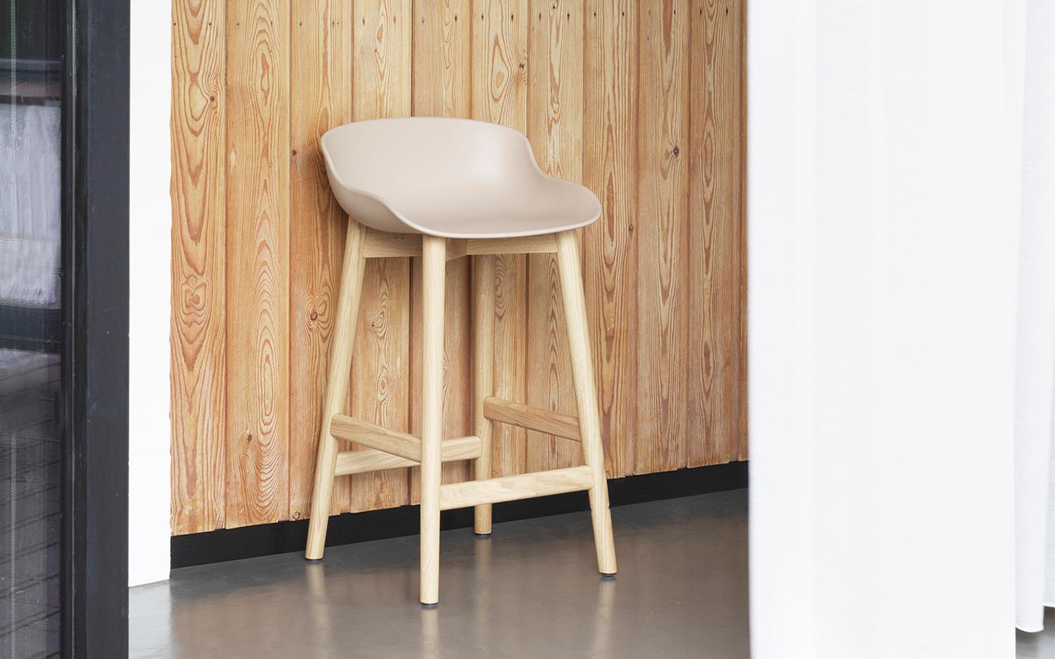 Moderner Hyg Barhocker 65 cm in Eiche Weiss/Ultra von Normann Copenhagen, ideal für stilvolle Barbereiche und gemütliche Zusammenkünfte.