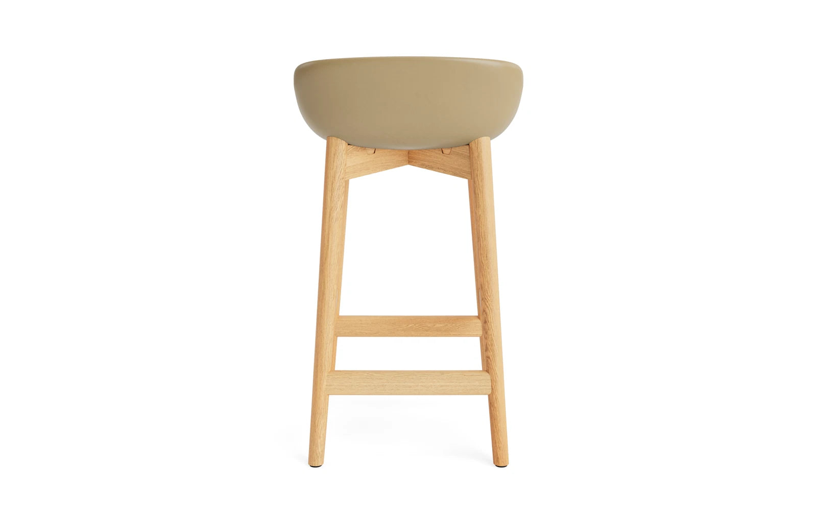 Eleganter Hyg Barhocker 65 cm von Normann Copenhagen, gepolstert in Sandfarbe, mit Eichenholzbeinen – ideal für moderne Bars und Küchen.