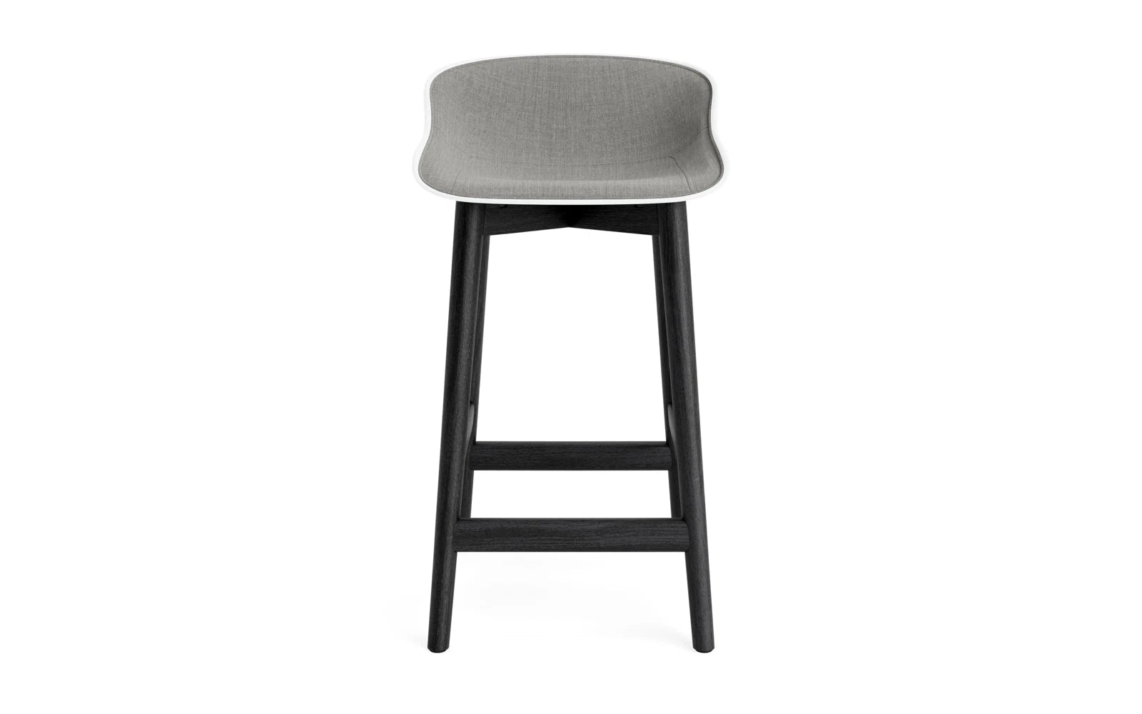 Entdecken Sie den Hyg Barhocker von Normann Copenhagen – ein stilvoller Barstuhl aus schwarzer Eiche mit bequemer Polsterung, ideal für moderne Wohnräume.