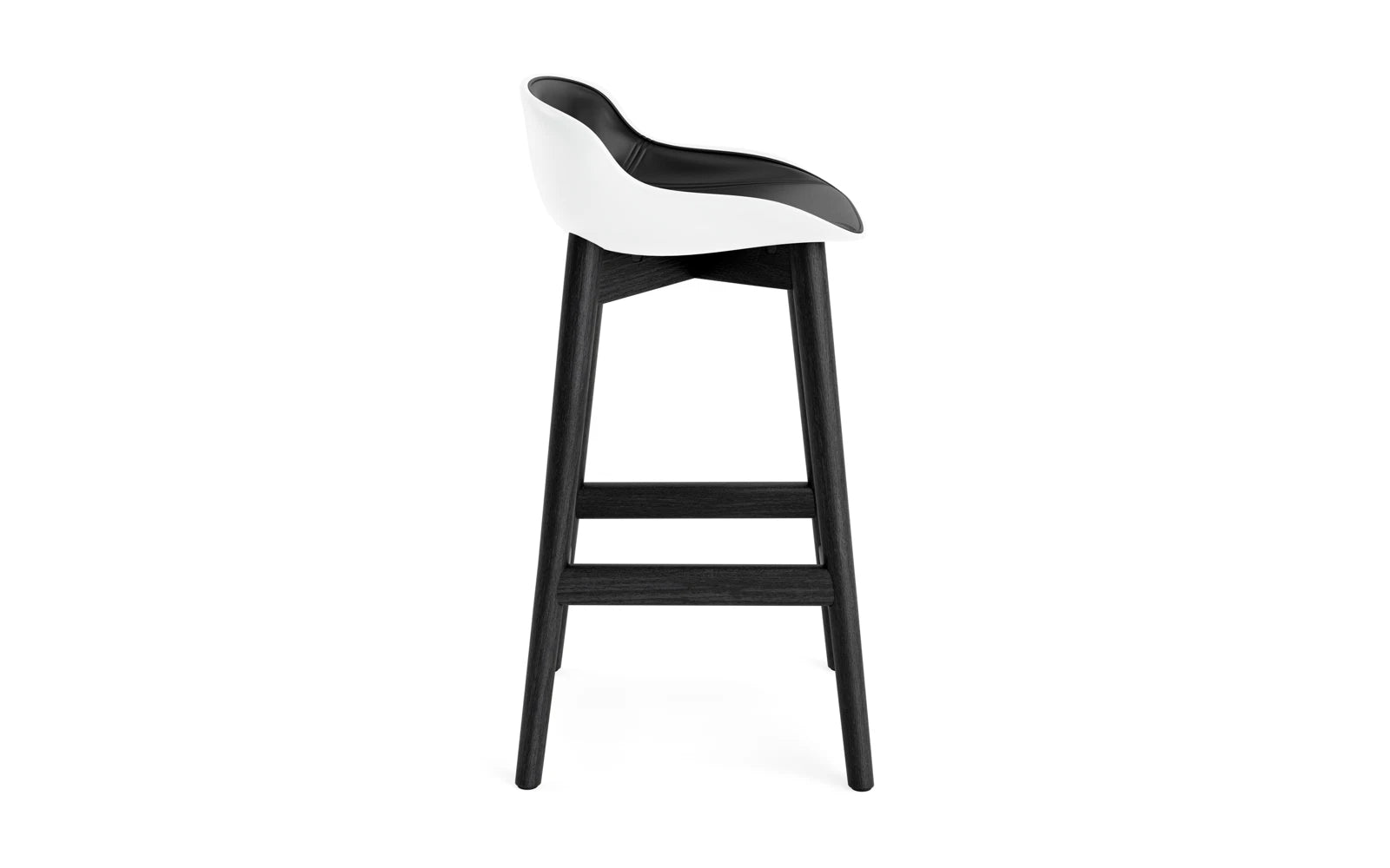 Entdecken Sie den Hyg Barhocker 65 cm von Normann Copenhagen – ein eleganter Barhocker aus schwarzer Eiche mit komfortablem, weißem Polster, ideal für stilvolle Wohnräume.