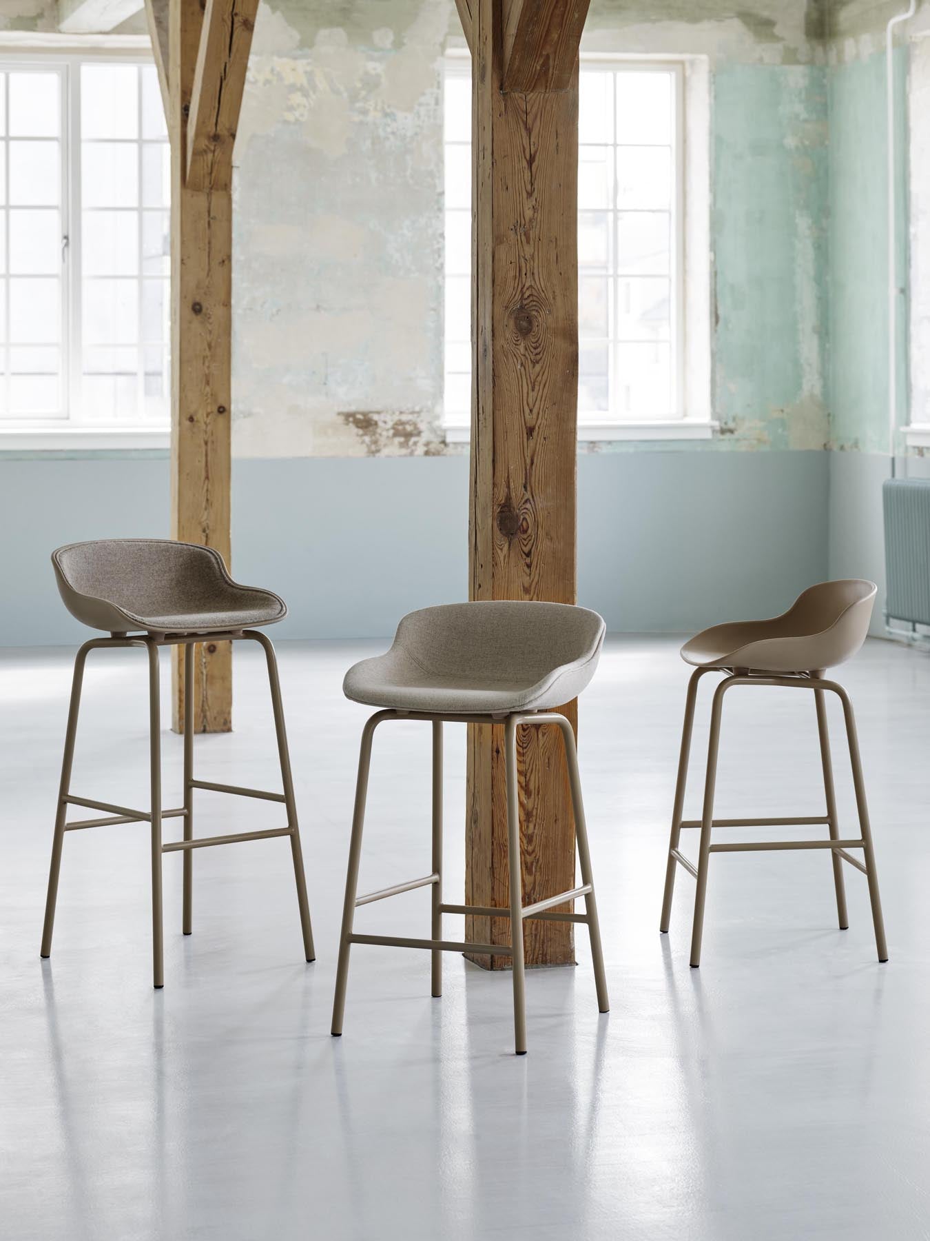 Erleben Sie den Hyg Barhocker 65 cm von Normann Copenhagen – ein stilvolles Möbelstück, das Komfort und dänische Hygge perfekt kombiniert.