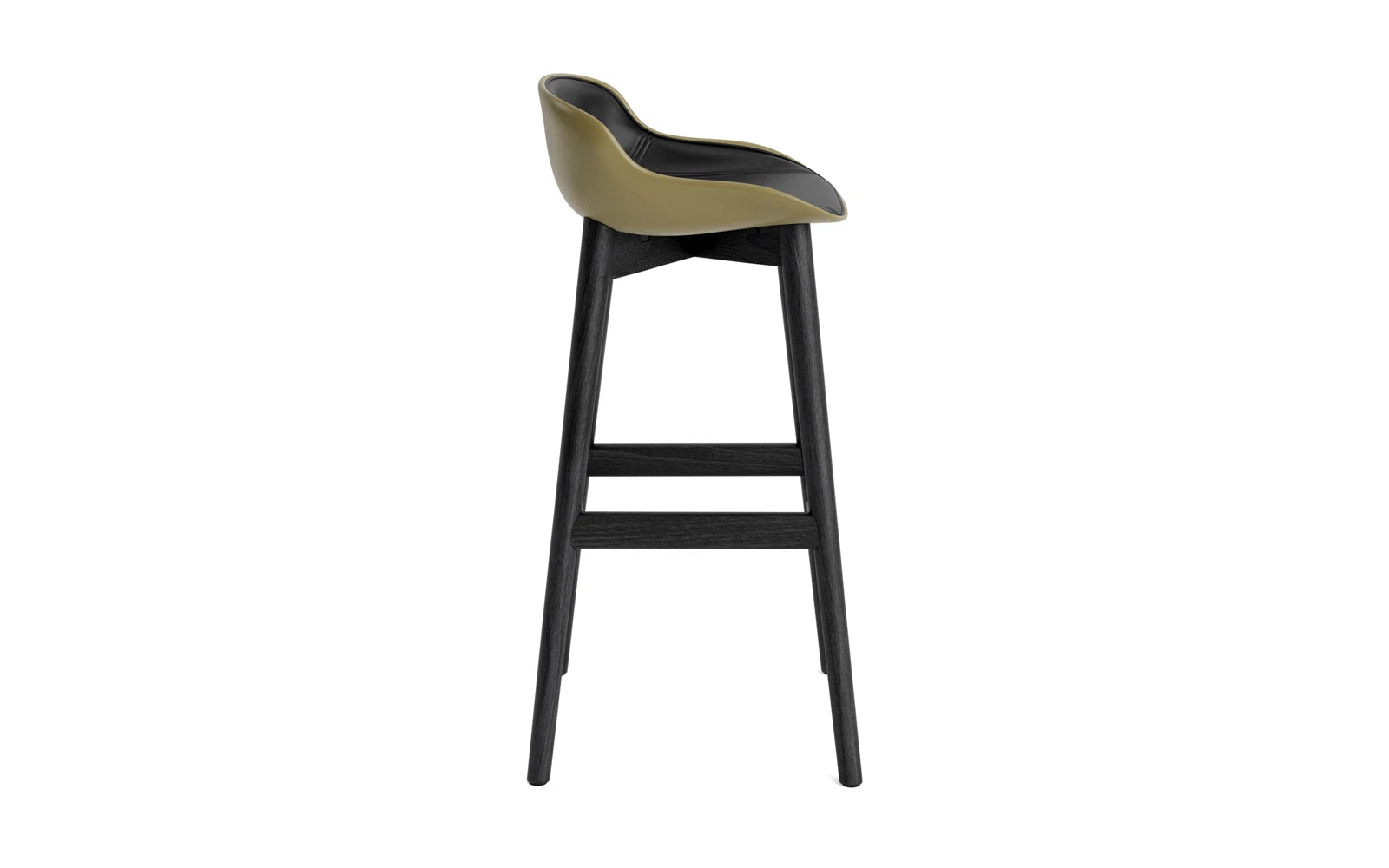 Der Hyg Barhocker 75 cm von Normann Copenhagen vereint elegantes Design aus schwarzer Eiche mit einem komfortablen Polster in Olive/Ultra und schafft eine einladende Atmosphäre.
