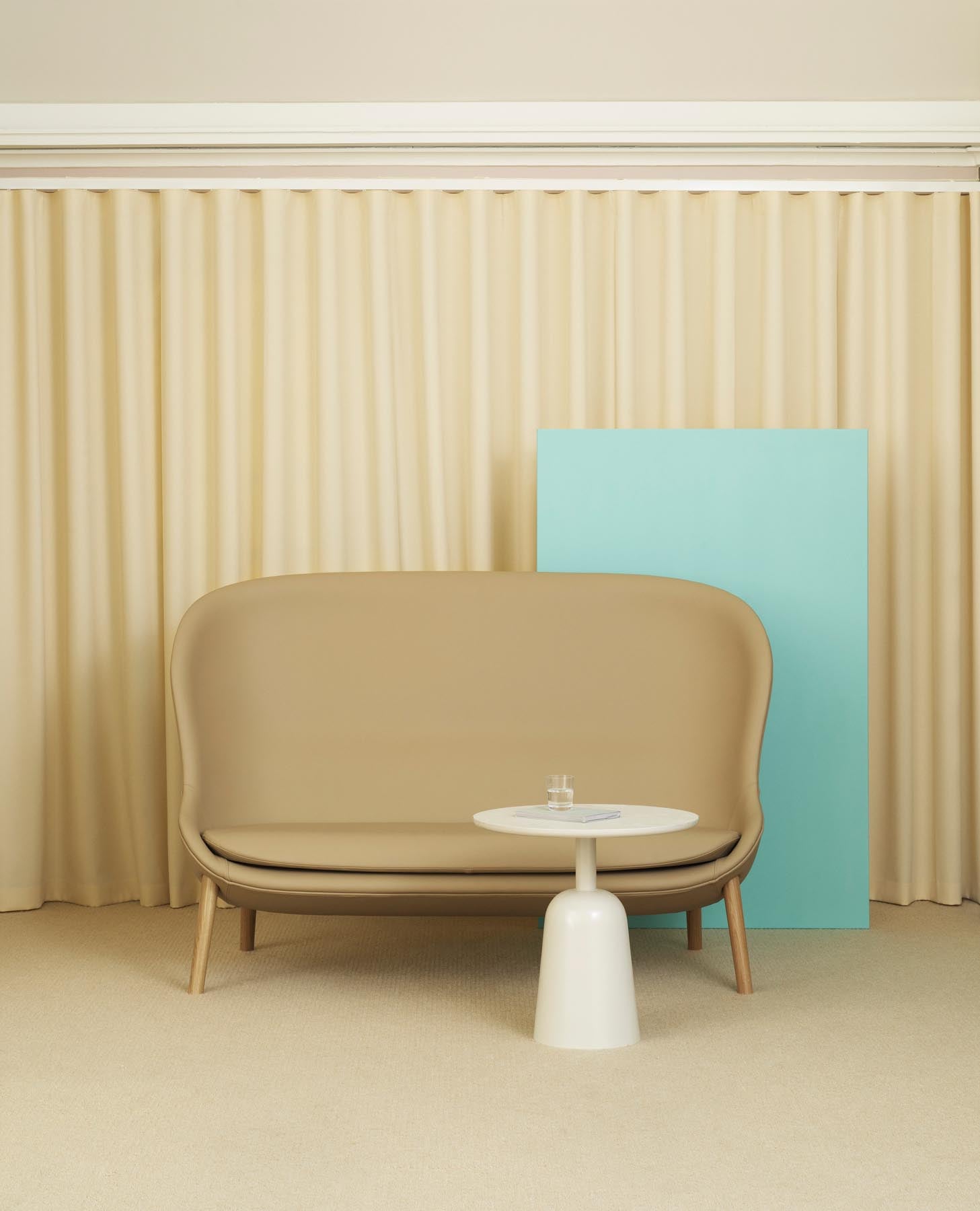 Entdecken Sie das stilvolle Hyg Sofa in schwarzer Eiche von Normann Copenhagen – ein modernes 2er Sofa, das Komfort und zeitloses Design vereint.
