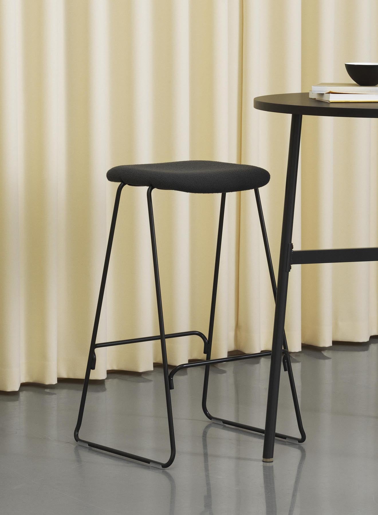 Erleben Sie den Just Barhocker 65 cm von Normann Copenhagen – stilvoll gepolstert, mit einem modernen Chromgestell. Ideal für jede Einrichtung!