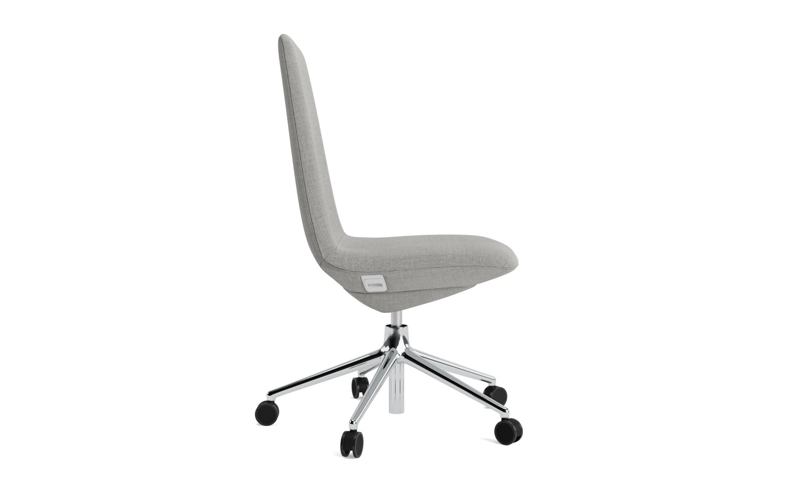 Erleben Sie den Off Chair von Normann Copenhagen: ein stilvoller, anpassbarer Bürostuhl mit Gaslift und Rollen, ideal für ergonomisches Arbeiten.