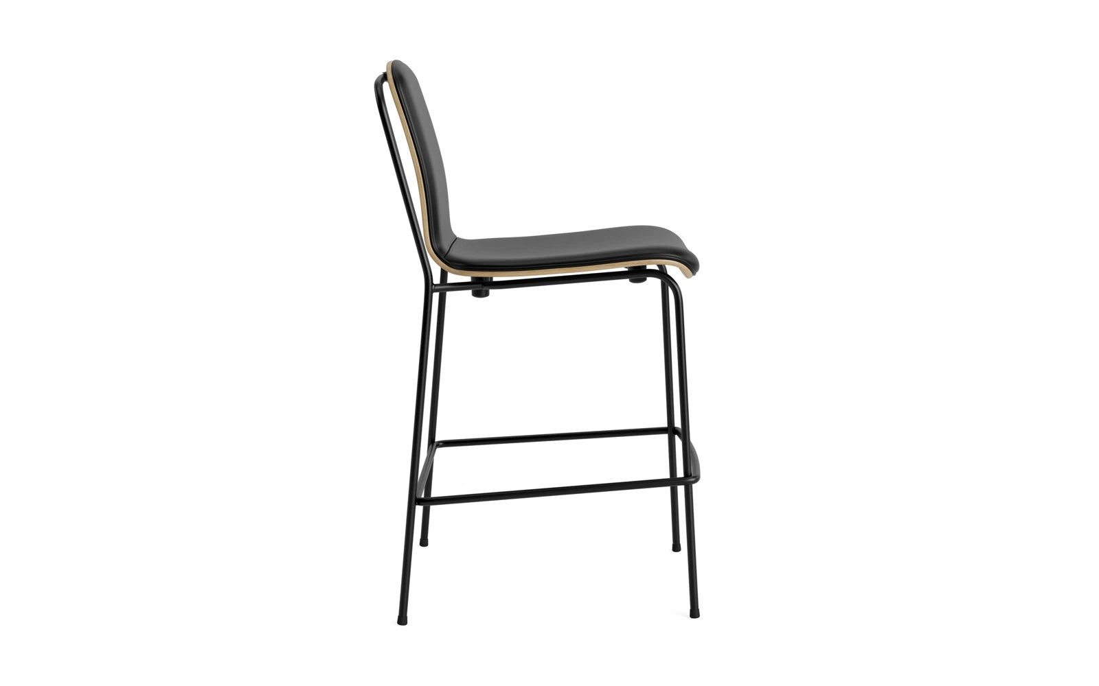 Moderner Studio Barstuhl 65 cm von Normann Copenhagen, kombiniert schwarzes Stahlgestell mit Eichenholz und bietet hohen Sitzkomfort.